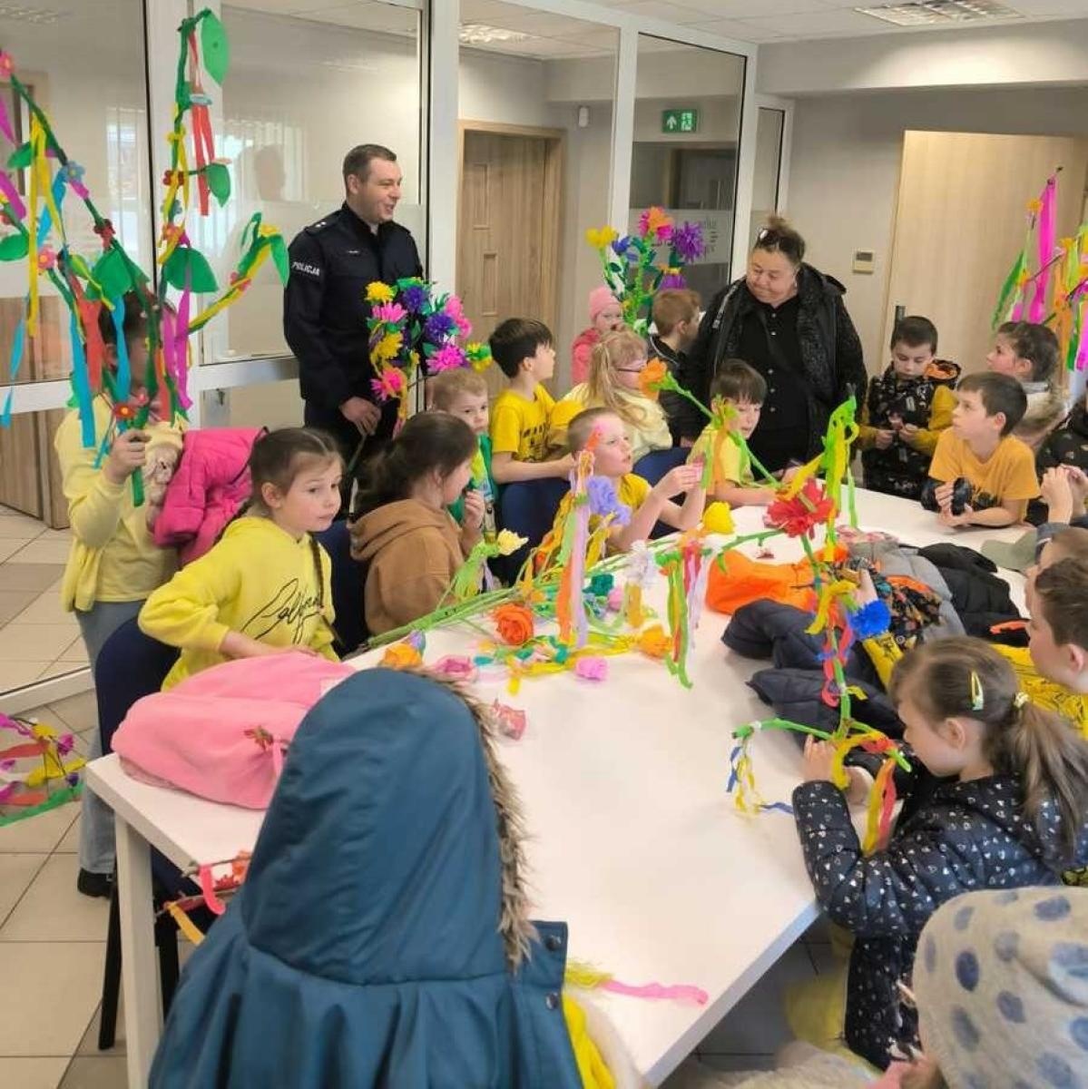 Zdjęcie w galerii na portalu naszraciborz.pl: Wiosenne odwiedziny policjantów z Pietrowic Wielkich wiadomości z regionu