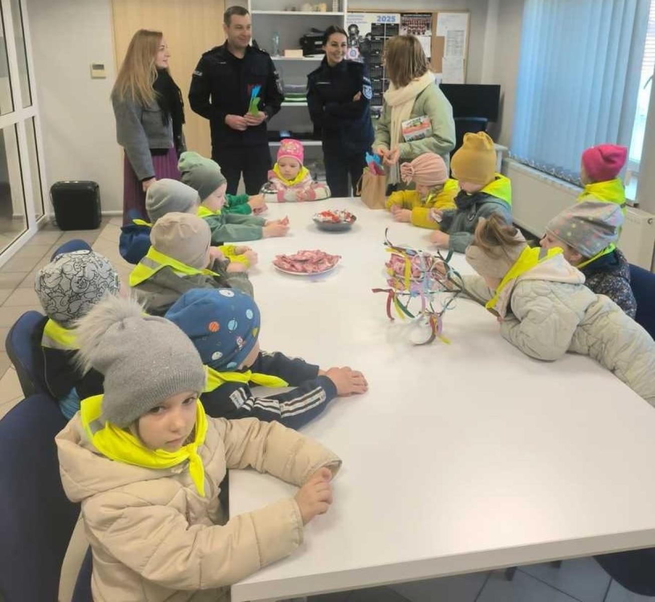 Zdjęcie w galerii na portalu naszraciborz.pl: Wiosenne odwiedziny policjantów z Pietrowic Wielkich wiadomości z regionu
