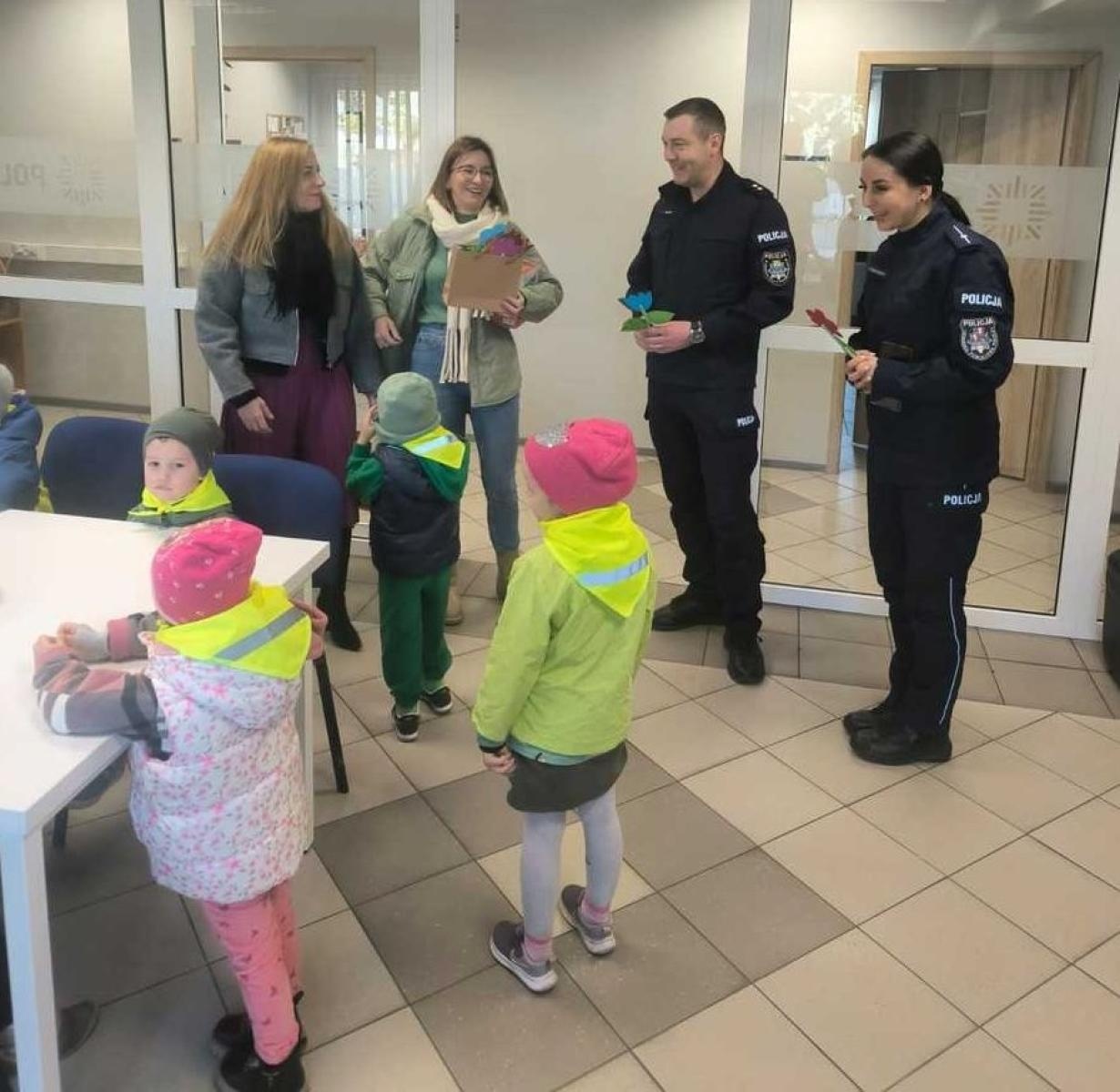 Zdjęcie w galerii na portalu naszraciborz.pl: Wiosenne odwiedziny policjantów z Pietrowic Wielkich wiadomości z regionu