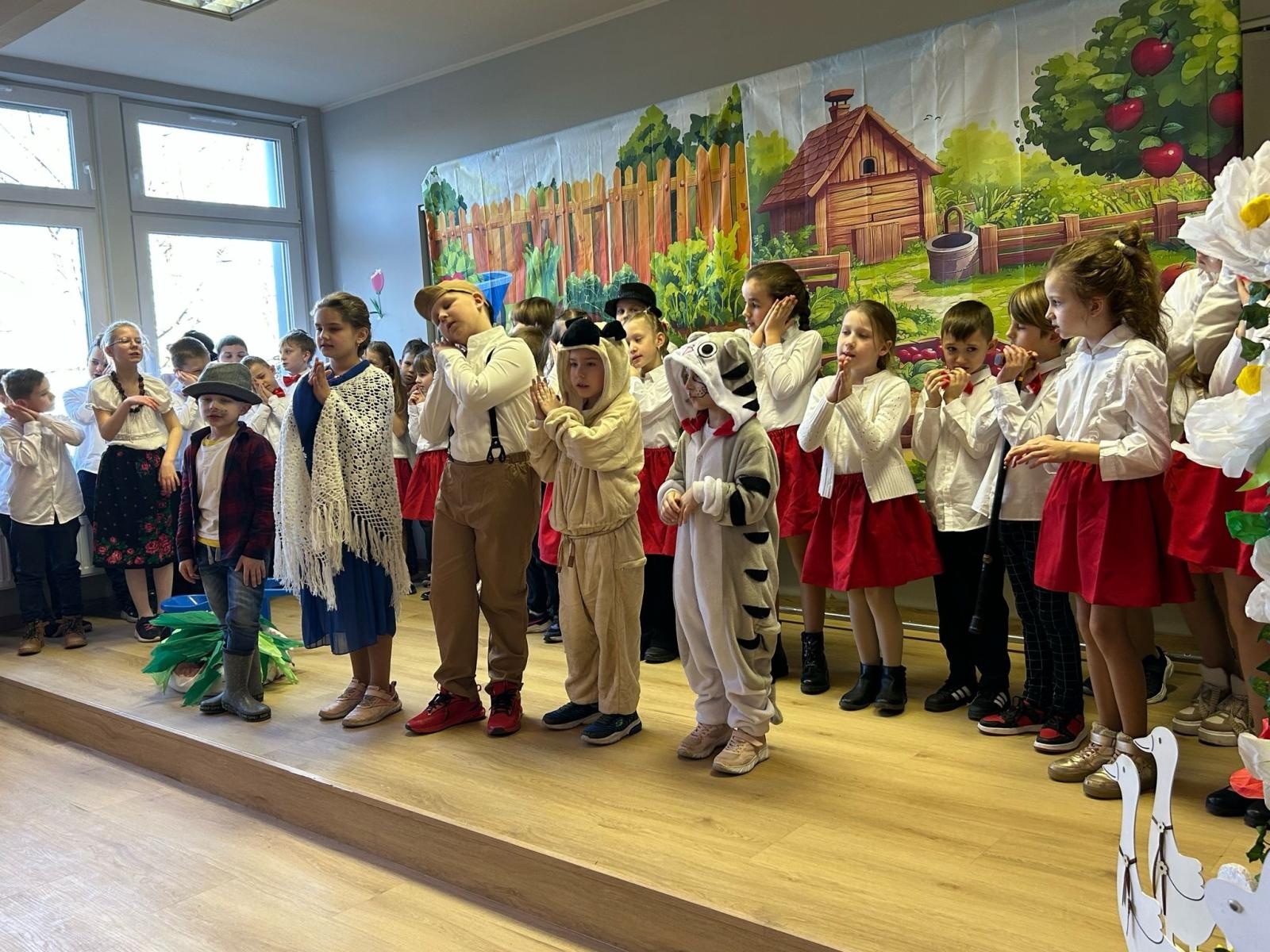 Zdjęcie w galerii na portalu naszraciborz.pl: Młodzi artyści z SP nr 3 wystąpili dla mieszkańców Złotej Jesieni wiadomości z regionu