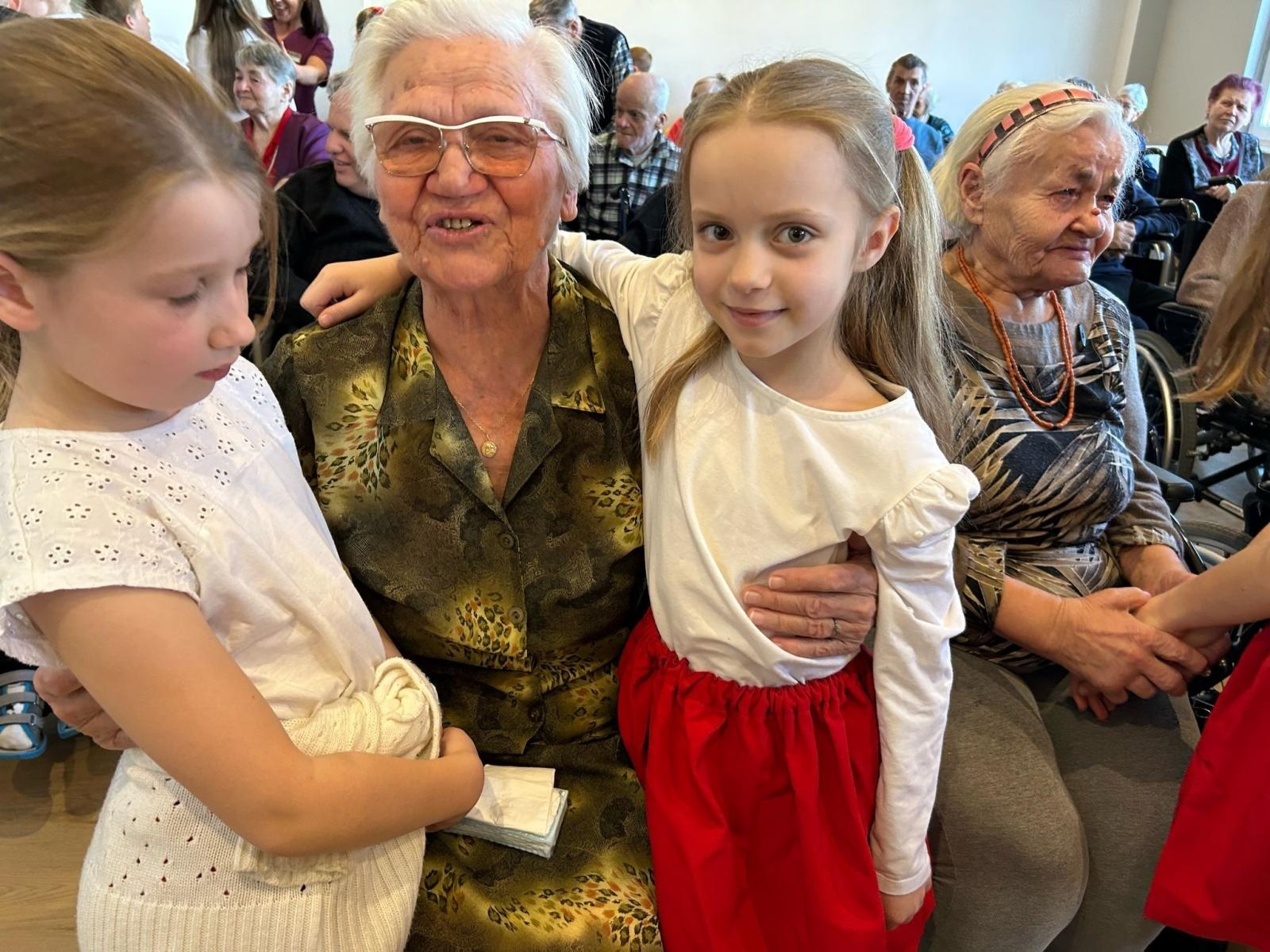 Zdjęcie w galerii na portalu naszraciborz.pl: Młodzi artyści z SP nr 3 wystąpili dla mieszkańców Złotej Jesieni wiadomości z regionu