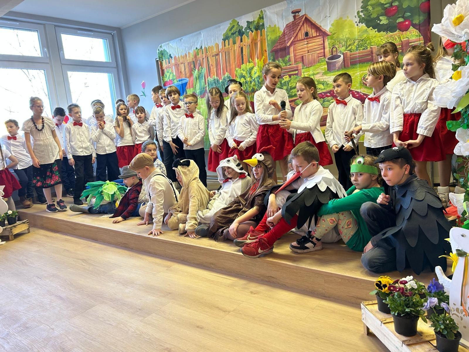 Zdjęcie w galerii na portalu naszraciborz.pl: Młodzi artyści z SP nr 3 wystąpili dla mieszkańców Złotej Jesieni wiadomości z regionu