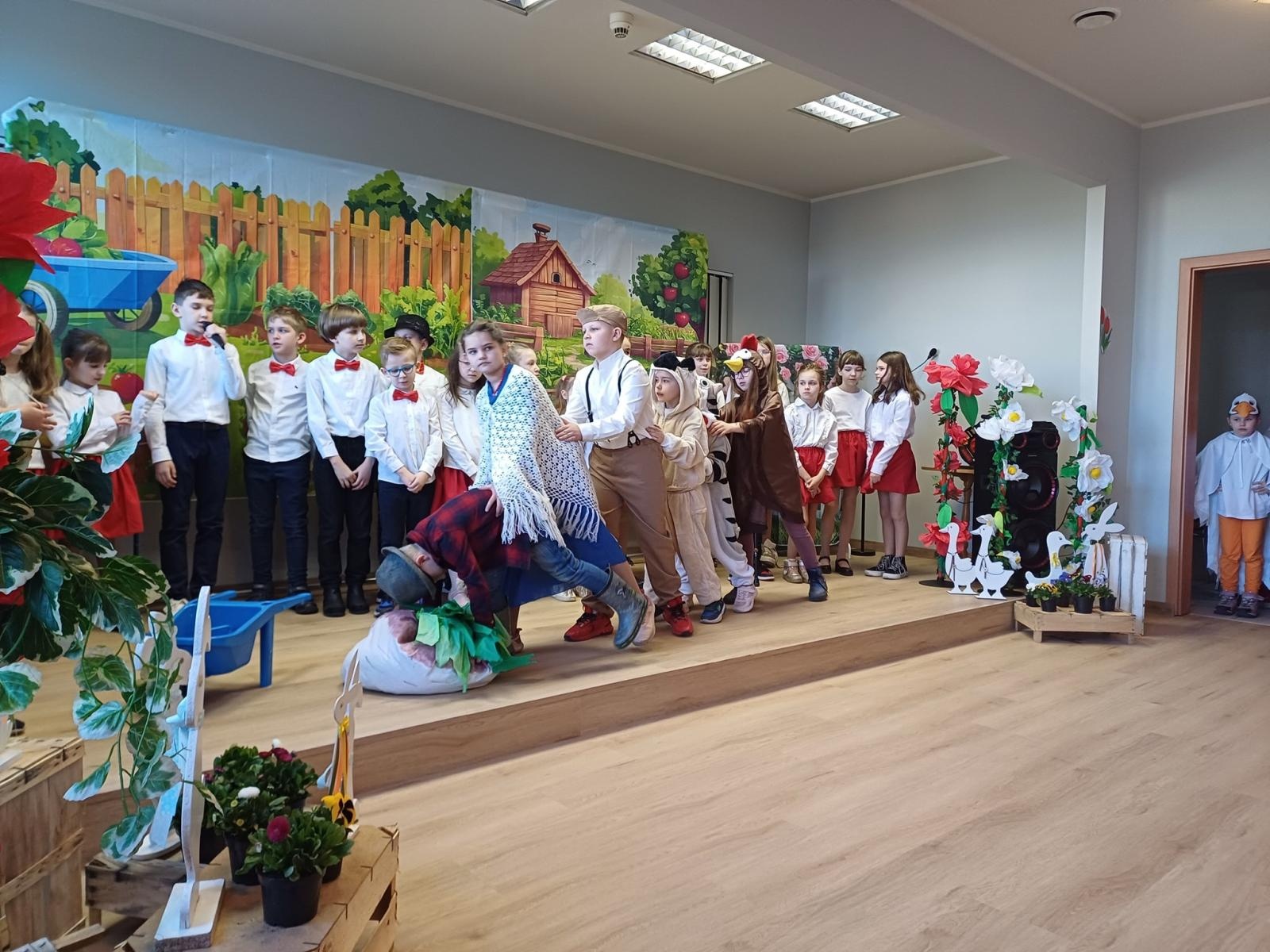 Zdjęcie w galerii na portalu naszraciborz.pl: Młodzi artyści z SP nr 3 wystąpili dla mieszkańców Złotej Jesieni wiadomości z regionu