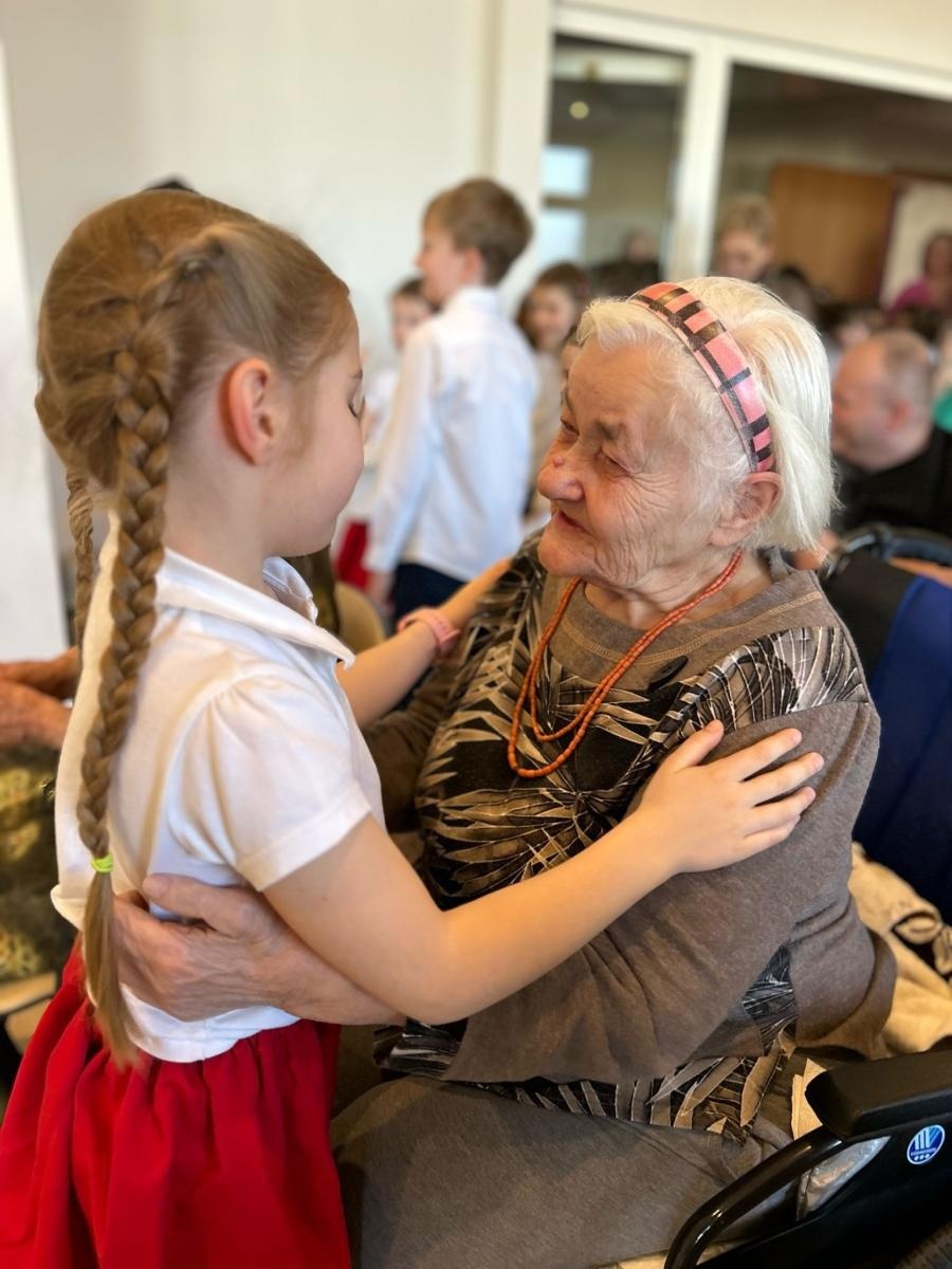 Zdjęcie w galerii na portalu naszraciborz.pl: Młodzi artyści z SP nr 3 wystąpili dla mieszkańców Złotej Jesieni wiadomości z regionu