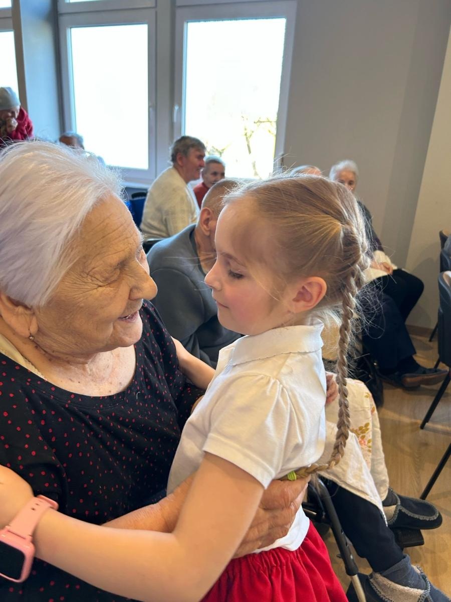 Zdjęcie w galerii na portalu naszraciborz.pl: Młodzi artyści z SP nr 3 wystąpili dla mieszkańców Złotej Jesieni wiadomości z regionu