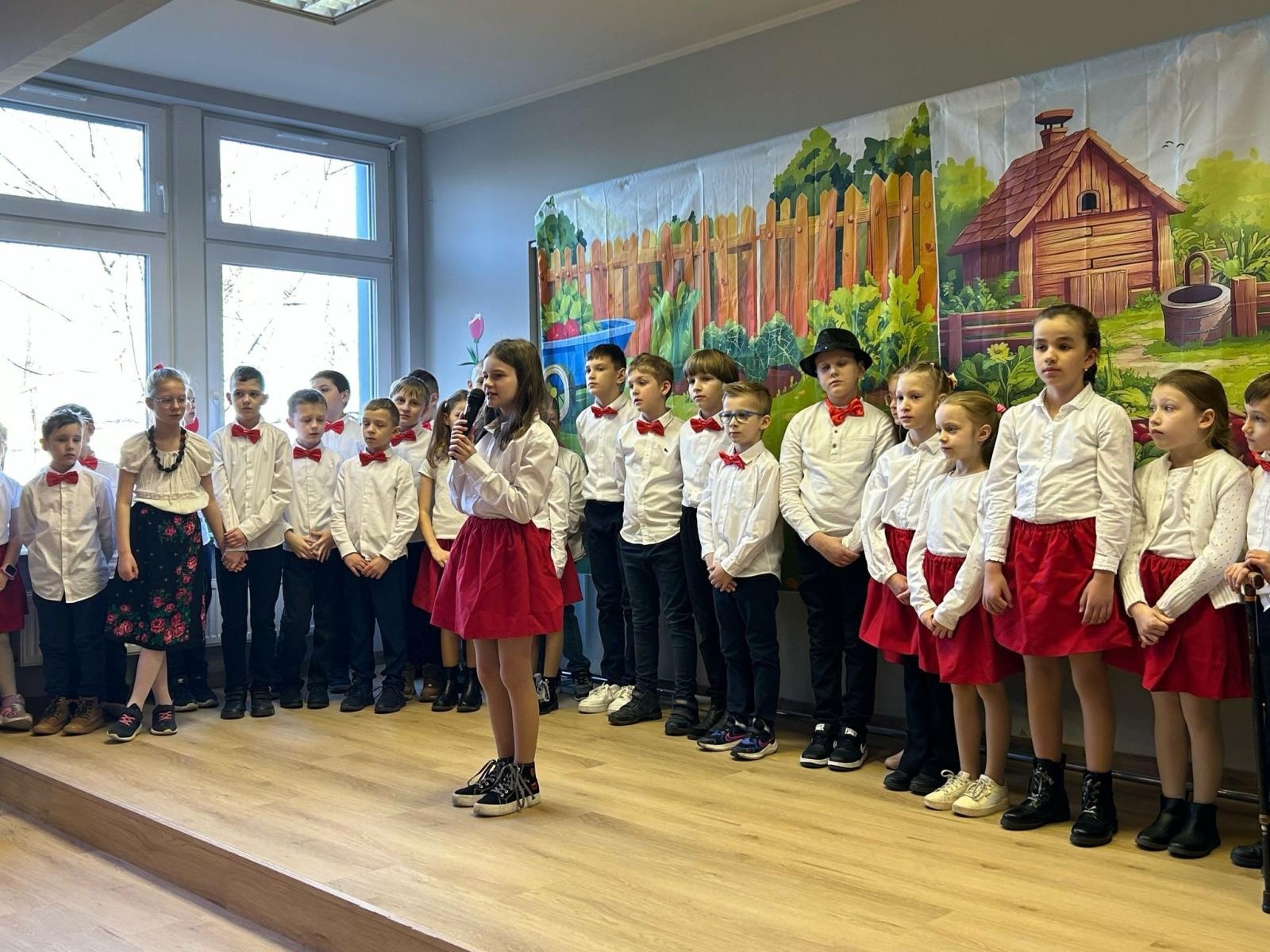 Zdjęcie w galerii na portalu naszraciborz.pl: Młodzi artyści z SP nr 3 wystąpili dla mieszkańców Złotej Jesieni wiadomości z regionu