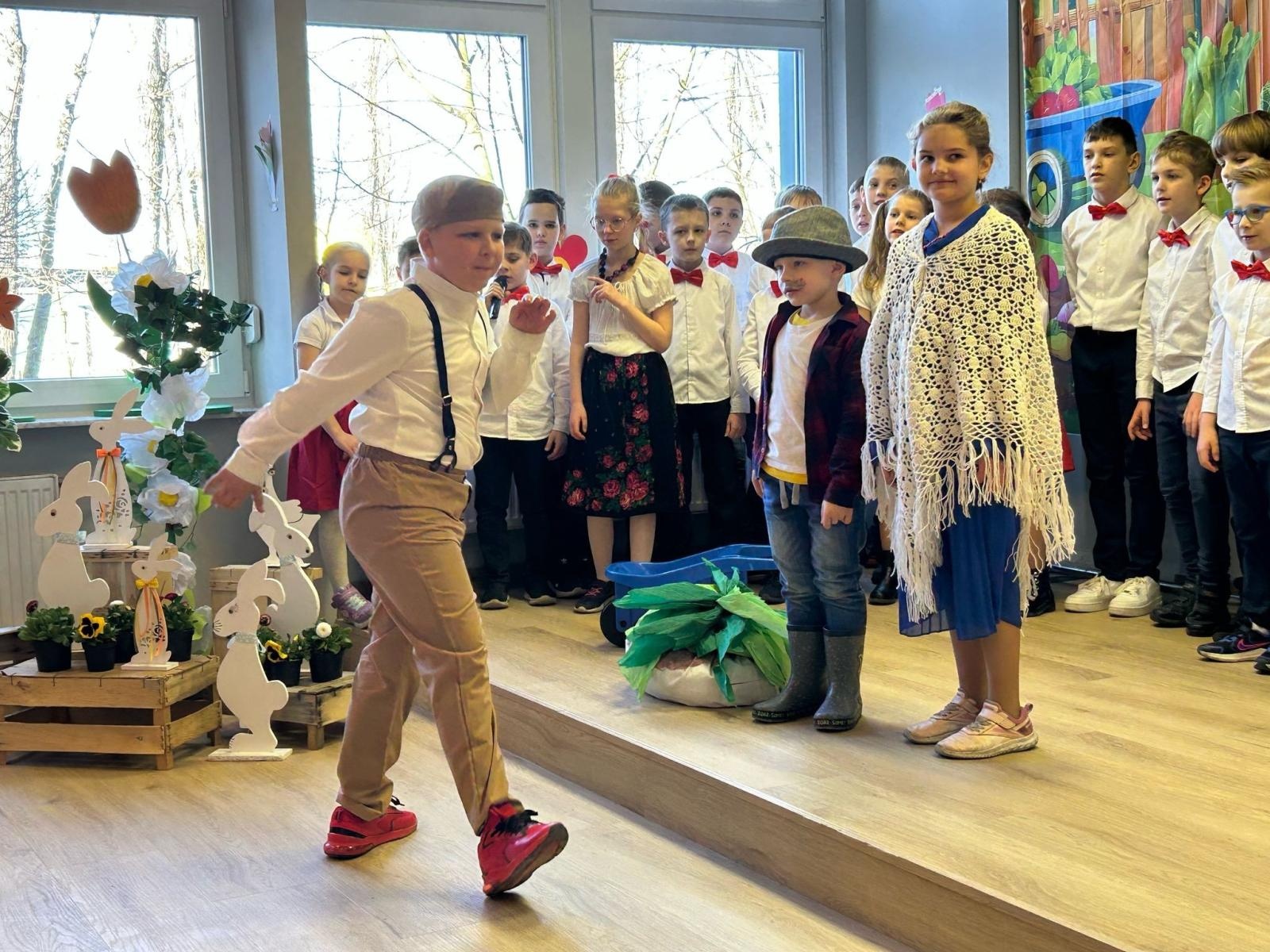 Zdjęcie w galerii na portalu naszraciborz.pl: Młodzi artyści z SP nr 3 wystąpili dla mieszkańców Złotej Jesieni wiadomości z regionu