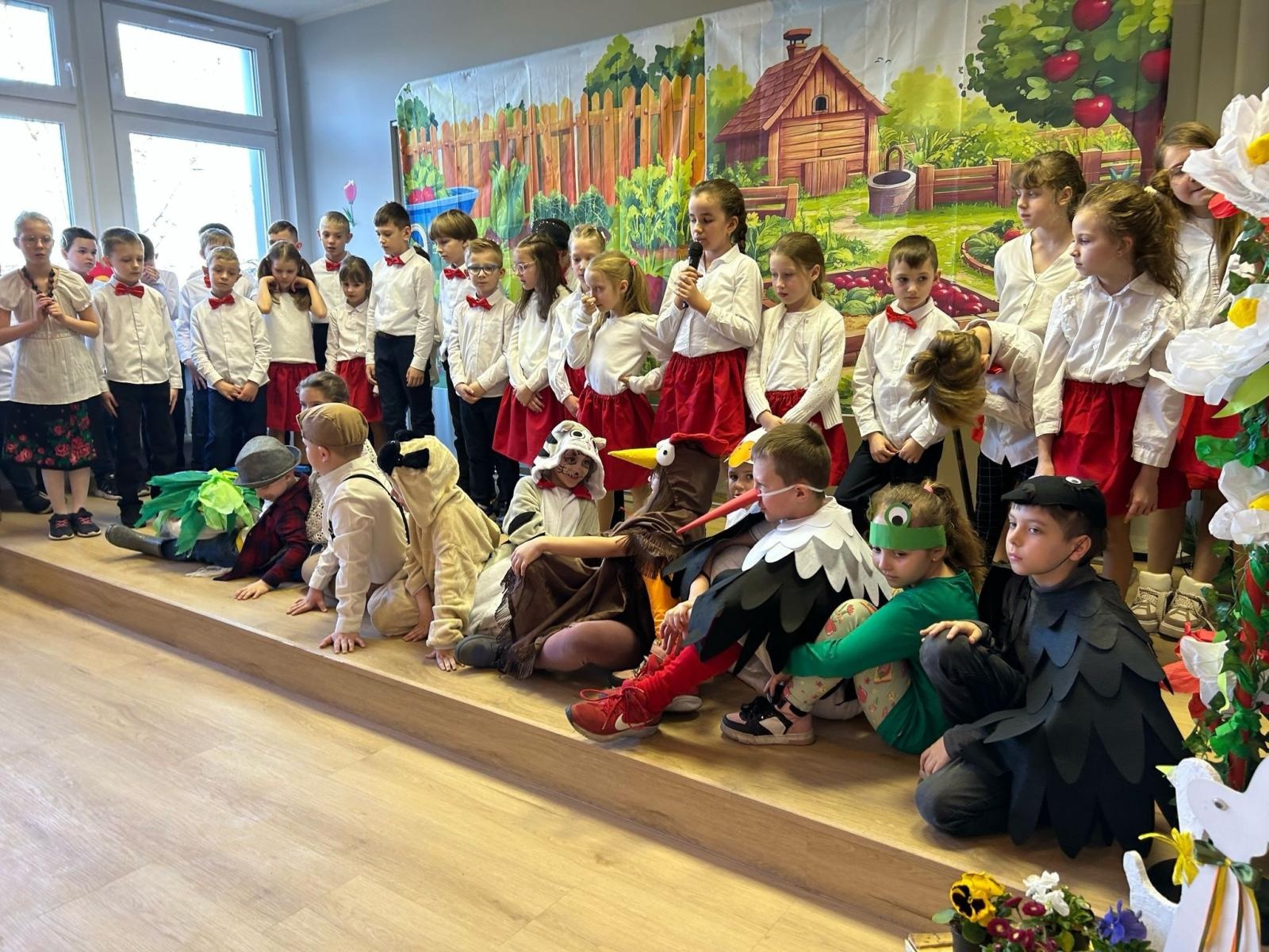 Zdjęcie w galerii na portalu naszraciborz.pl: Młodzi artyści z SP nr 3 wystąpili dla mieszkańców Złotej Jesieni wiadomości z regionu