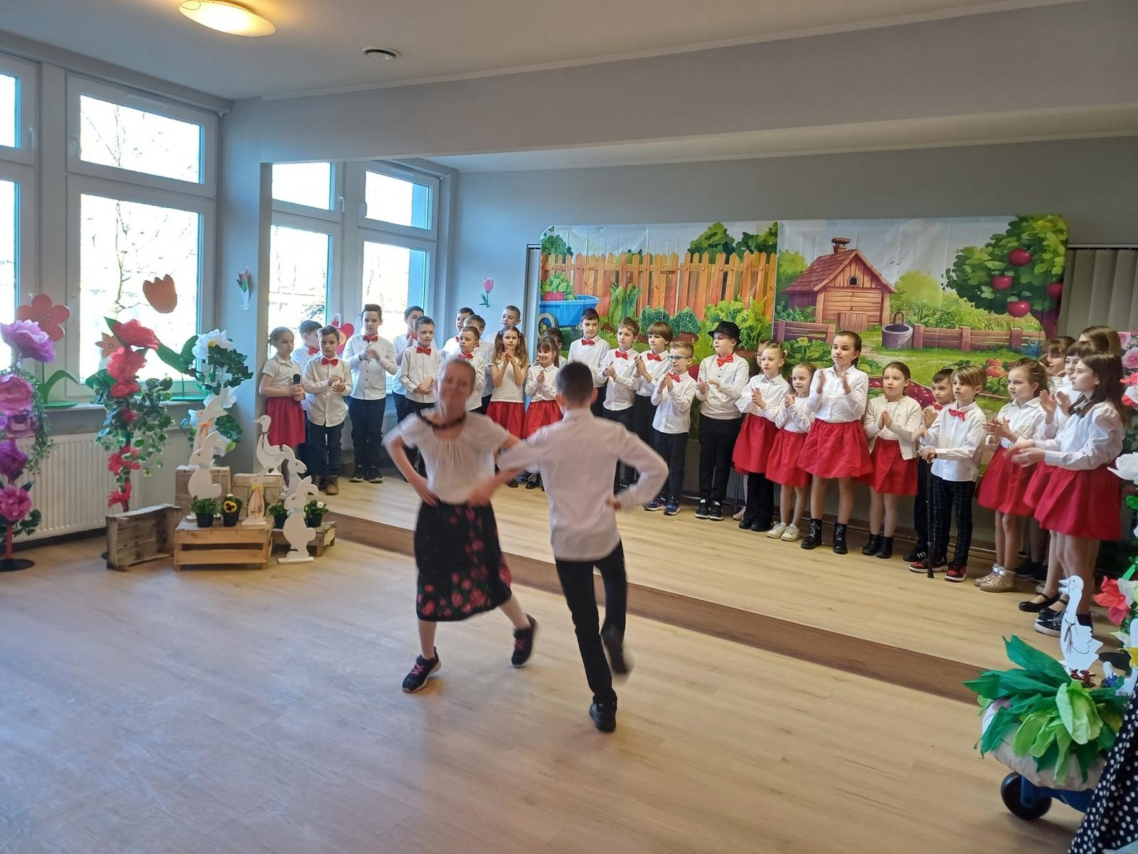 Zdjęcie w galerii na portalu naszraciborz.pl: Młodzi artyści z SP nr 3 wystąpili dla mieszkańców Złotej Jesieni wiadomości z regionu