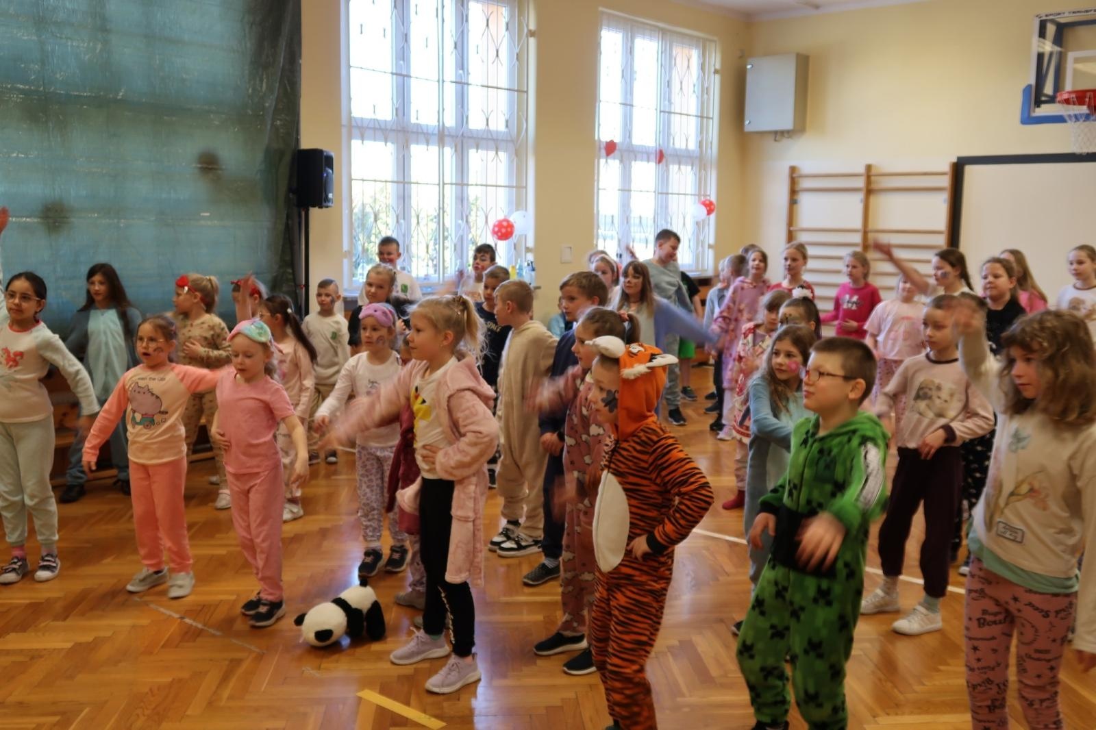 Zdjęcie w galerii na portalu naszraciborz.pl: Piżamowe powitanie wiosny w Studziennej wiadomości z regionu