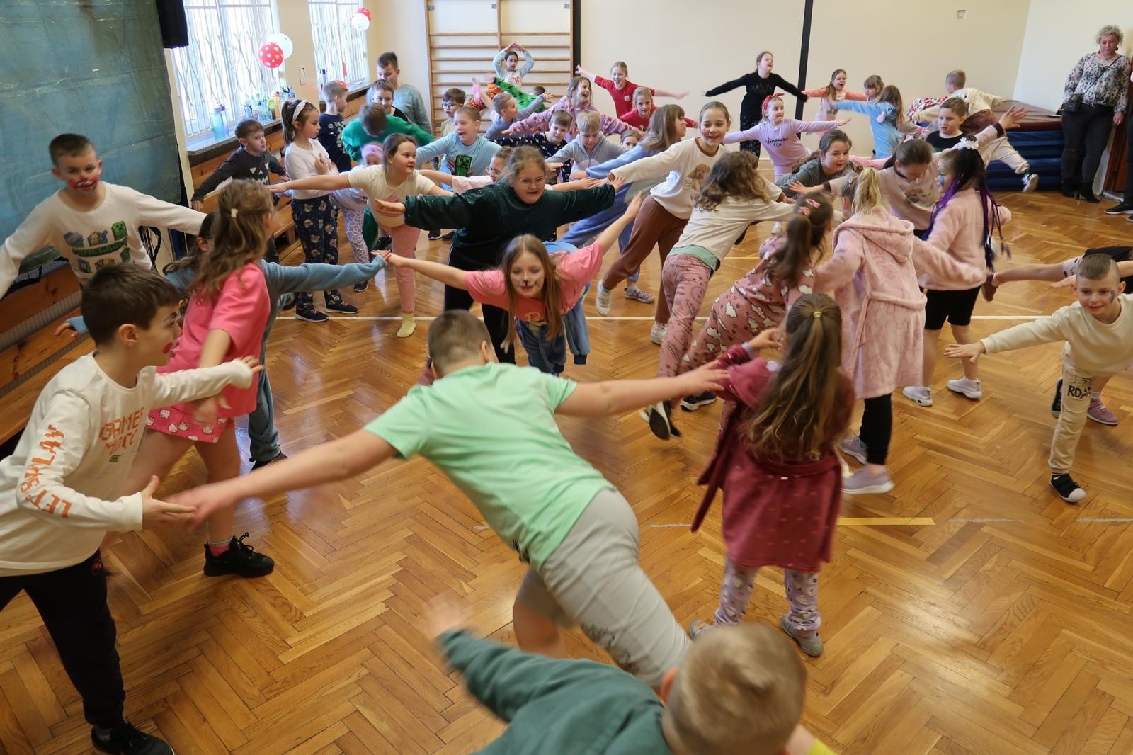 Zdjęcie w galerii na portalu naszraciborz.pl: Piżamowe powitanie wiosny w Studziennej wiadomości z regionu