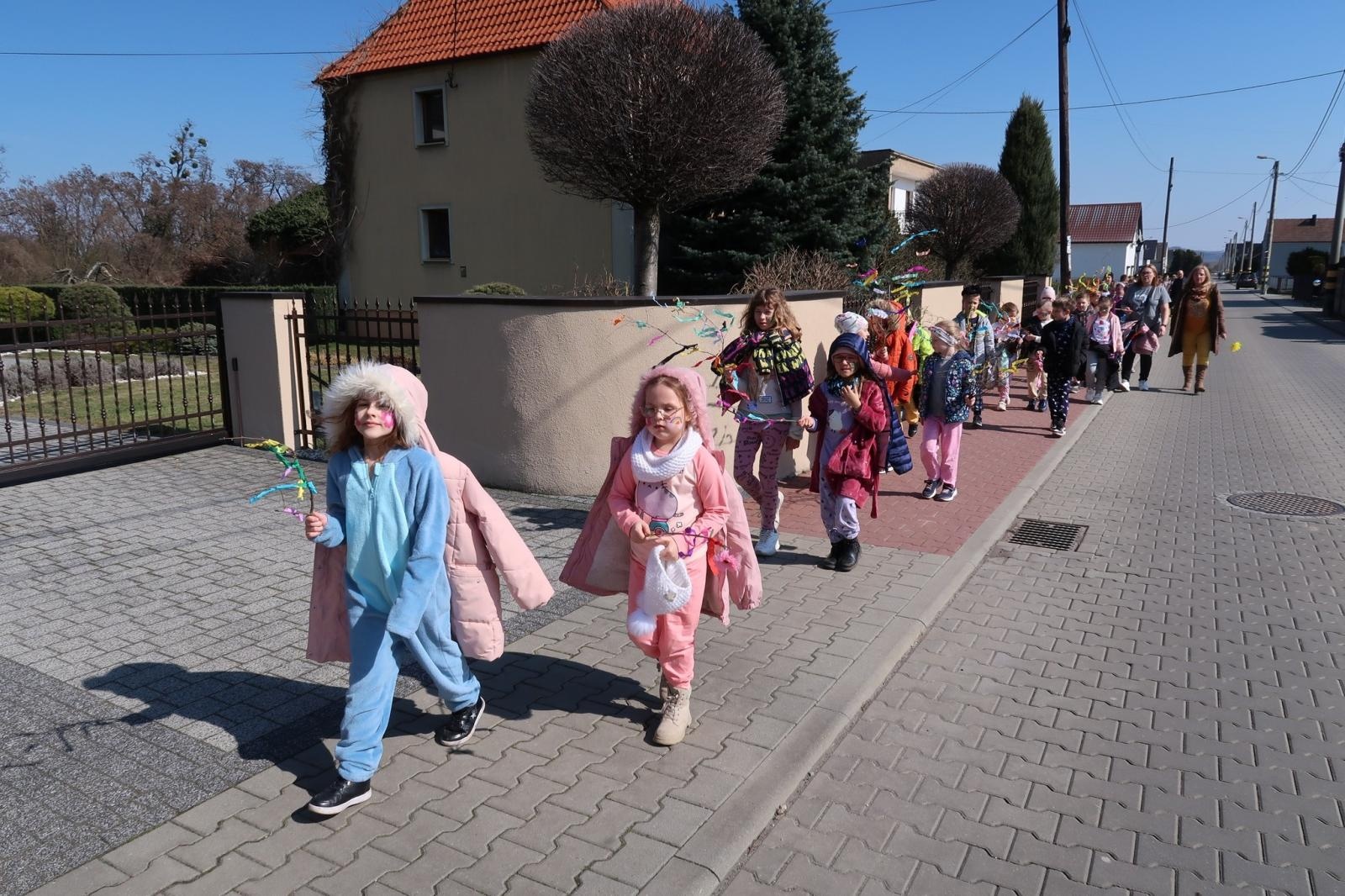 Zdjęcie w galerii na portalu naszraciborz.pl: Piżamowe powitanie wiosny w Studziennej wiadomości z regionu