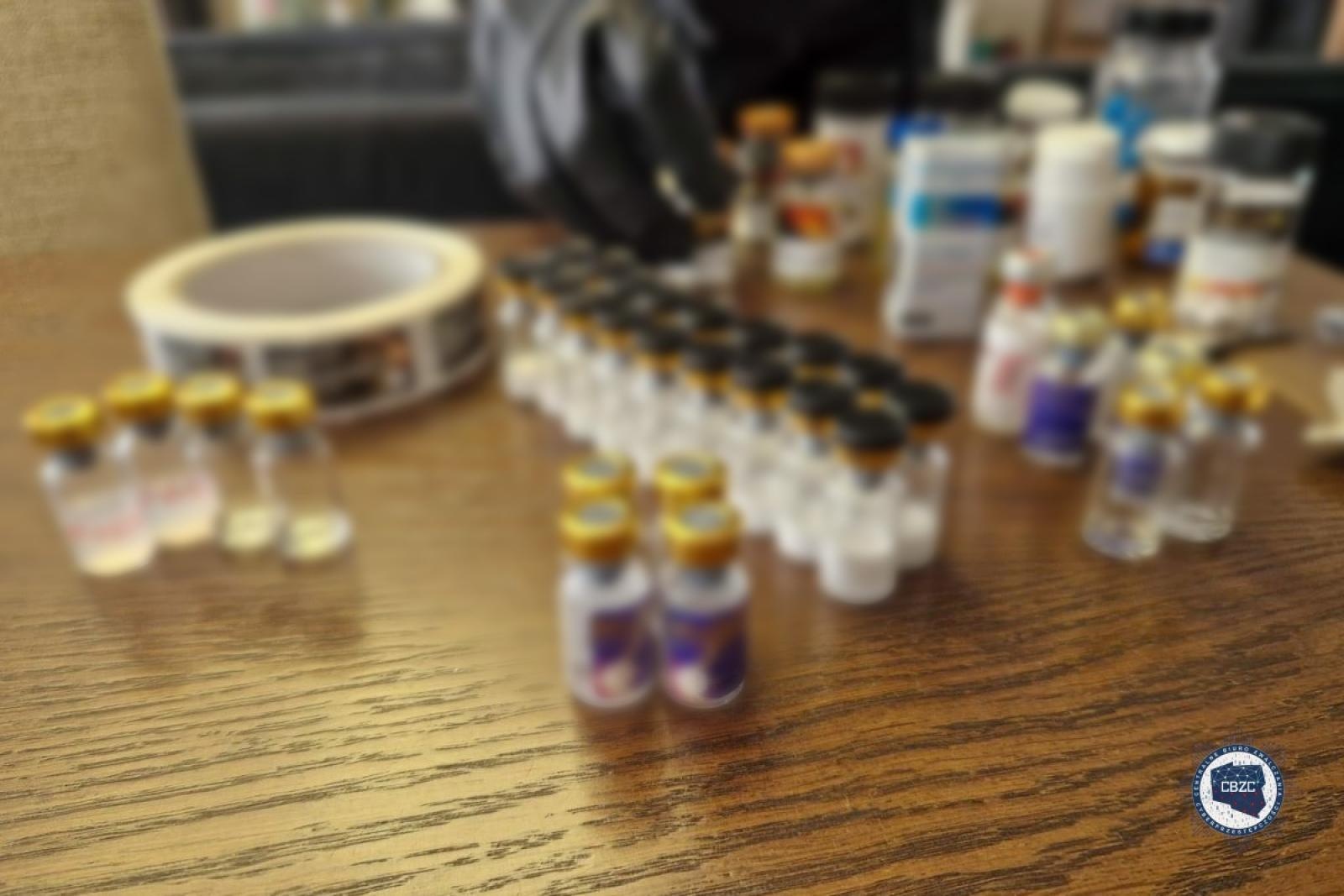 Zdjęcie w galerii na portalu naszraciborz.pl: Policja rozbiła grupę handlującą podrabianymi farmaceutykami wiadomości z regionu