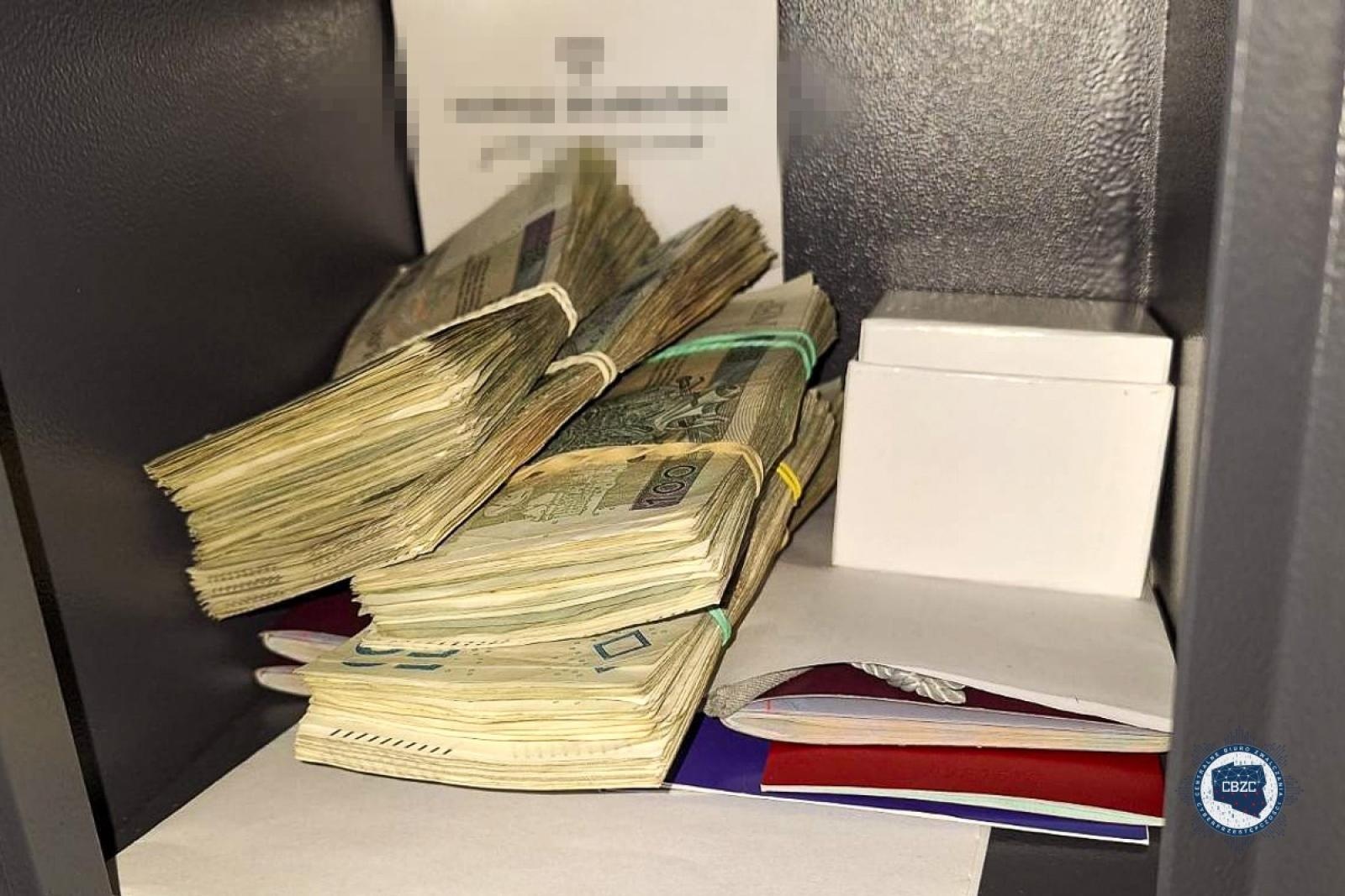 Zdjęcie w galerii na portalu naszraciborz.pl: Policja rozbiła grupę handlującą podrabianymi farmaceutykami wiadomości z regionu