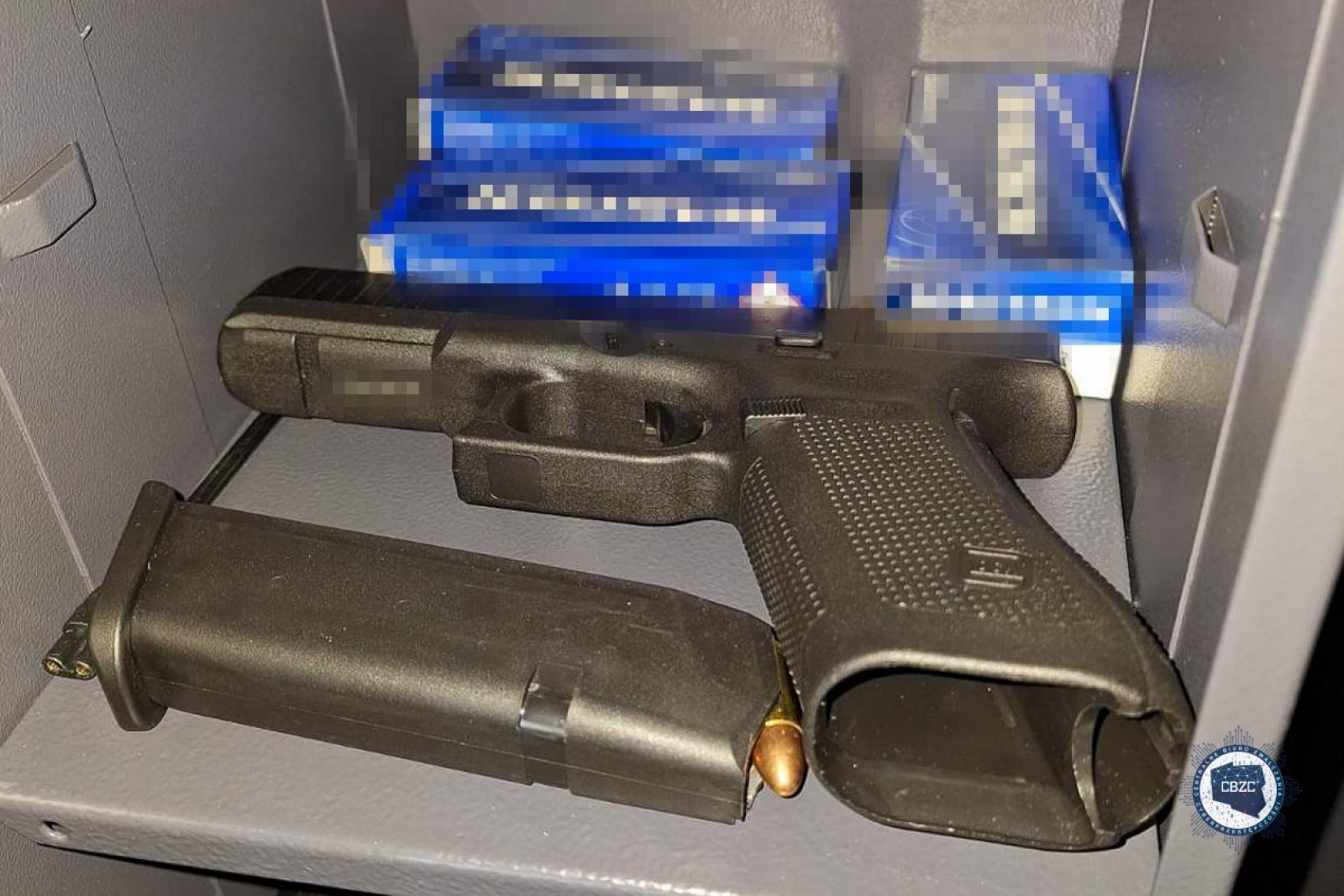 Zdjęcie w galerii na portalu naszraciborz.pl: Policja rozbiła grupę handlującą podrabianymi farmaceutykami wiadomości z regionu