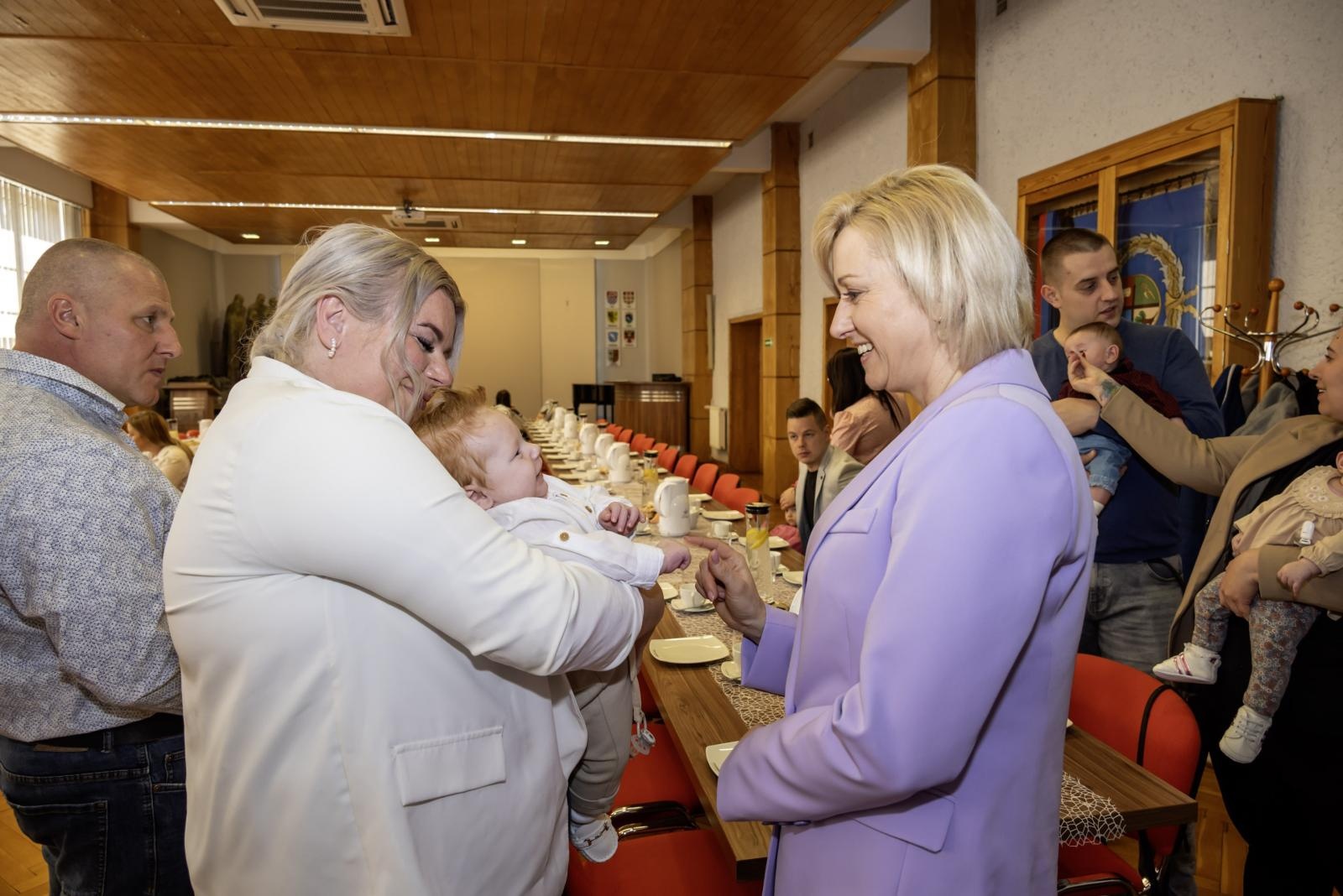 Zdjęcie w galerii na portalu naszraciborz.pl: W Krzyżanowicach przywitano najmłodszych mieszkańców gminy wiadomości z regionu