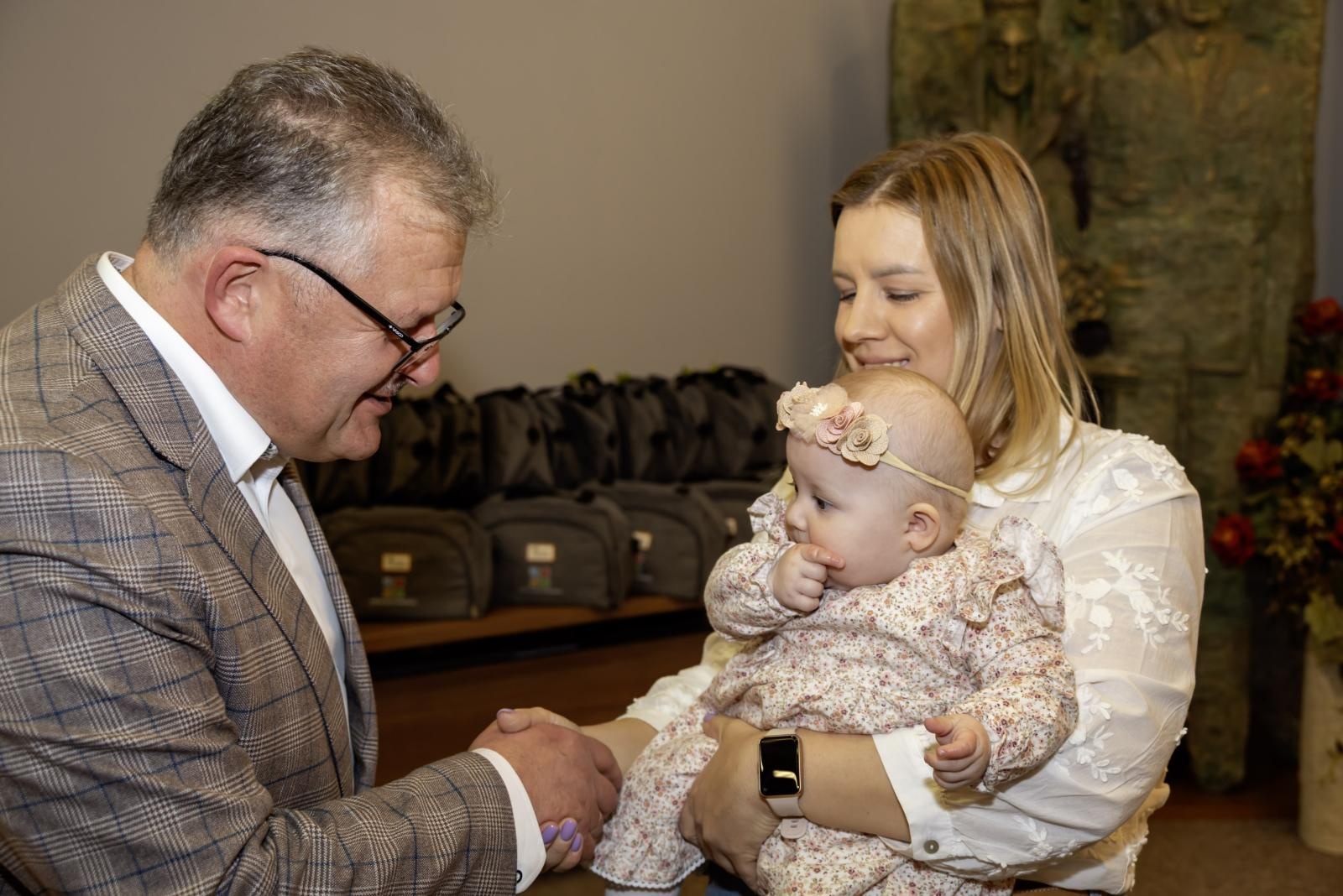 Zdjęcie w galerii na portalu naszraciborz.pl: W Krzyżanowicach przywitano najmłodszych mieszkańców gminy wiadomości z regionu