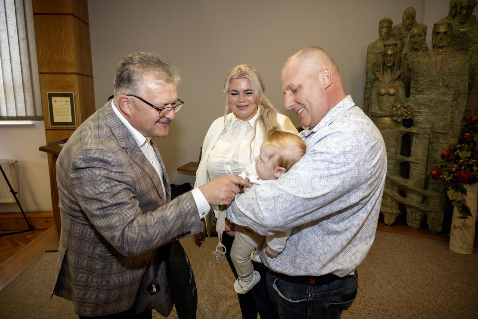 Zdjęcie w galerii na portalu naszraciborz.pl: W Krzyżanowicach przywitano najmłodszych mieszkańców gminy wiadomości z regionu