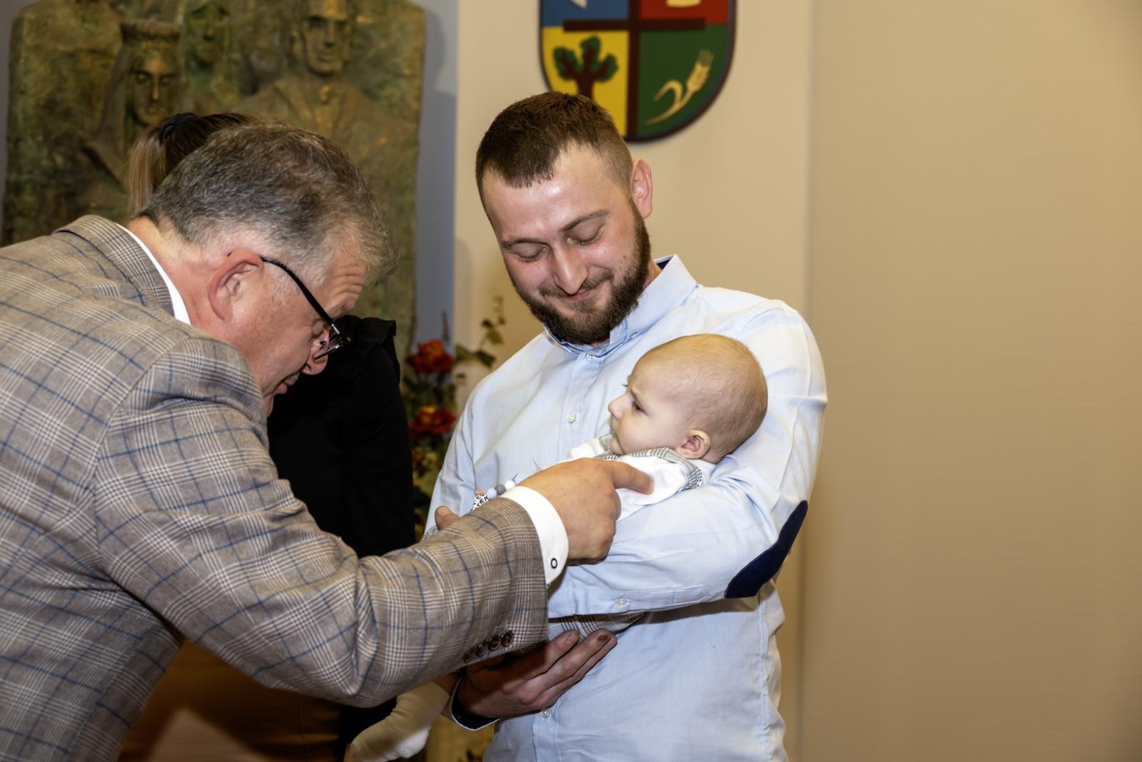 Zdjęcie w galerii na portalu naszraciborz.pl: W Krzyżanowicach przywitano najmłodszych mieszkańców gminy wiadomości z regionu