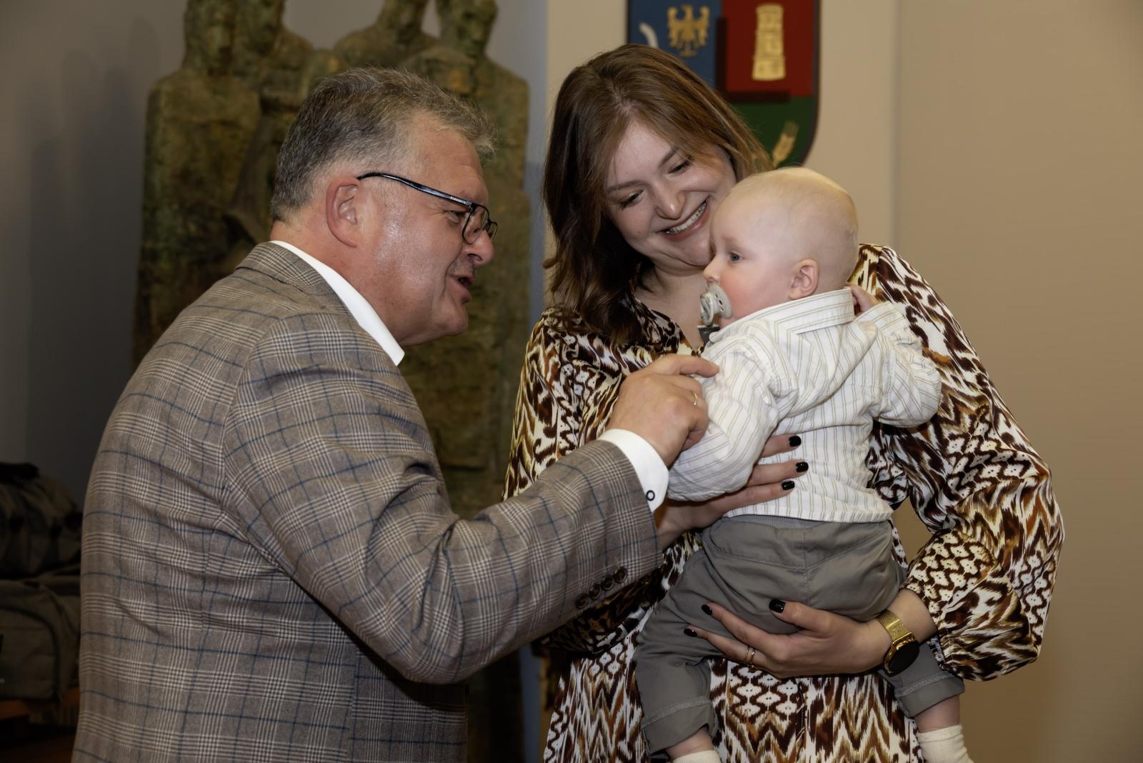 Zdjęcie w galerii na portalu naszraciborz.pl: W Krzyżanowicach przywitano najmłodszych mieszkańców gminy wiadomości z regionu