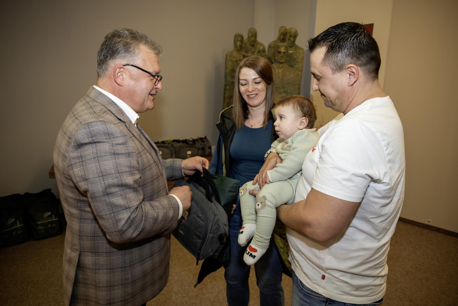 Zdjęcie w galerii na portalu naszraciborz.pl: W Krzyżanowicach przywitano najmłodszych mieszkańców gminy wiadomości z regionu