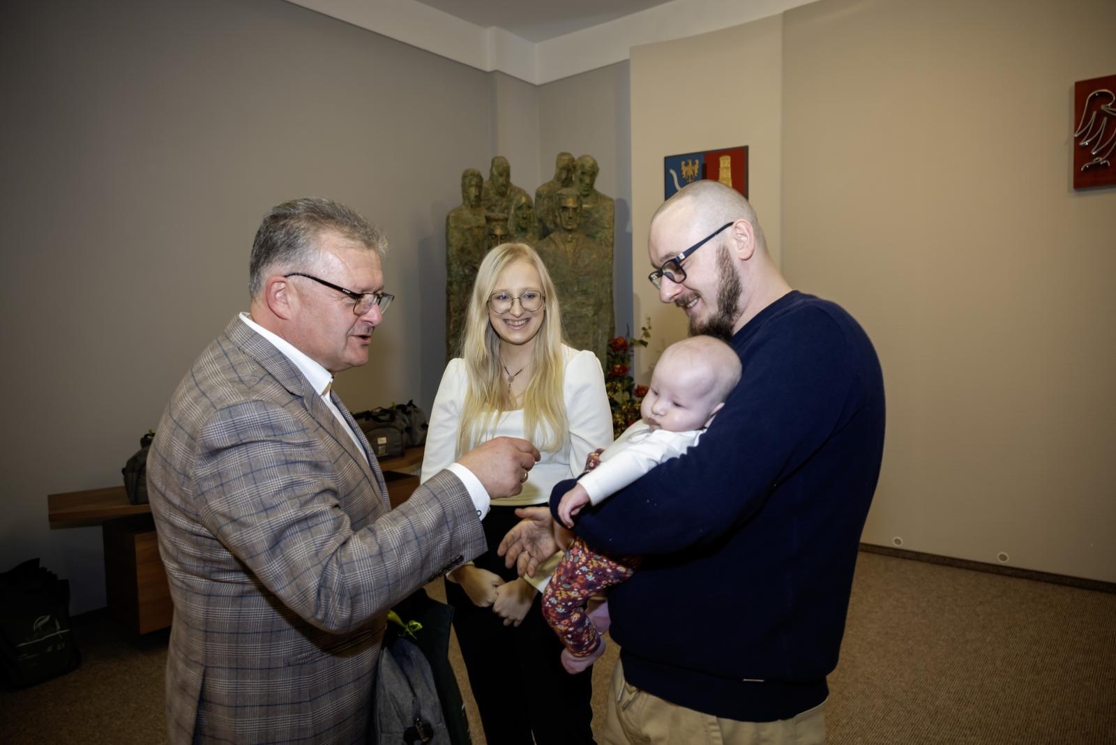 Zdjęcie w galerii na portalu naszraciborz.pl: W Krzyżanowicach przywitano najmłodszych mieszkańców gminy wiadomości z regionu