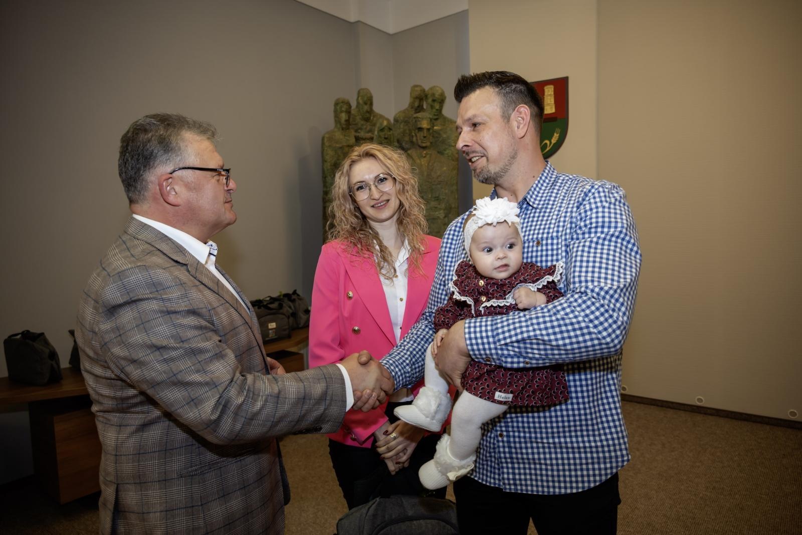 Zdjęcie w galerii na portalu naszraciborz.pl: W Krzyżanowicach przywitano najmłodszych mieszkańców gminy wiadomości z regionu