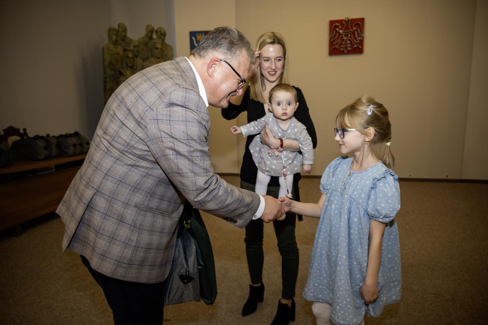 Zdjęcie w galerii na portalu naszraciborz.pl: W Krzyżanowicach przywitano najmłodszych mieszkańców gminy wiadomości z regionu