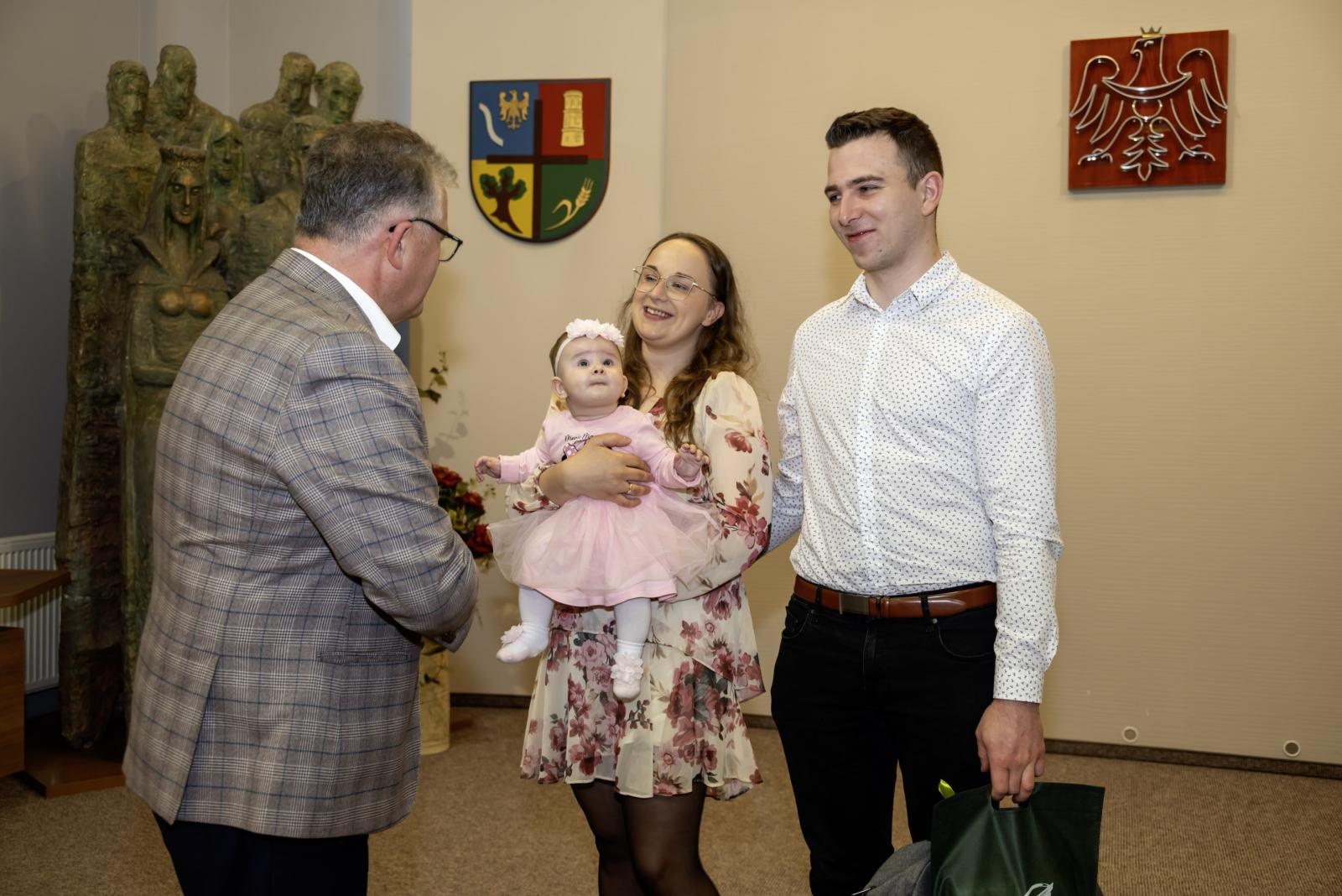 Zdjęcie w galerii na portalu naszraciborz.pl: W Krzyżanowicach przywitano najmłodszych mieszkańców gminy wiadomości z regionu