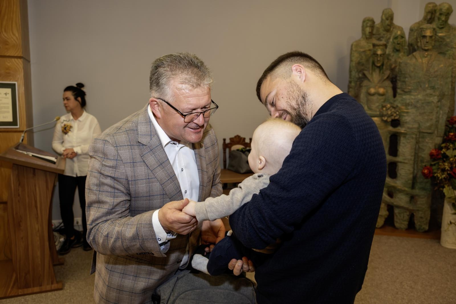 Zdjęcie w galerii na portalu naszraciborz.pl: W Krzyżanowicach przywitano najmłodszych mieszkańców gminy wiadomości z regionu