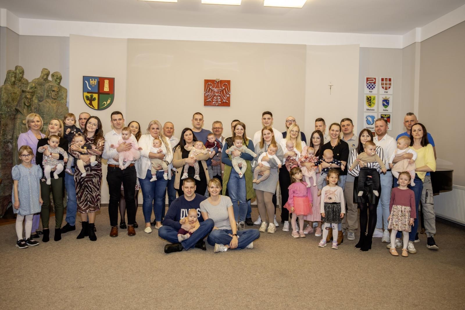 Zdjęcie w galerii na portalu naszraciborz.pl: W Krzyżanowicach przywitano najmłodszych mieszkańców gminy wiadomości z regionu