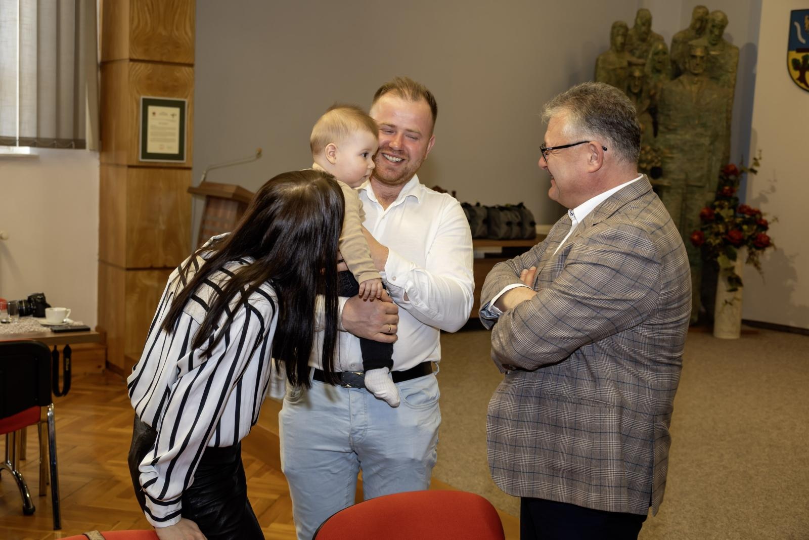 Zdjęcie w galerii na portalu naszraciborz.pl: W Krzyżanowicach przywitano najmłodszych mieszkańców gminy wiadomości z regionu