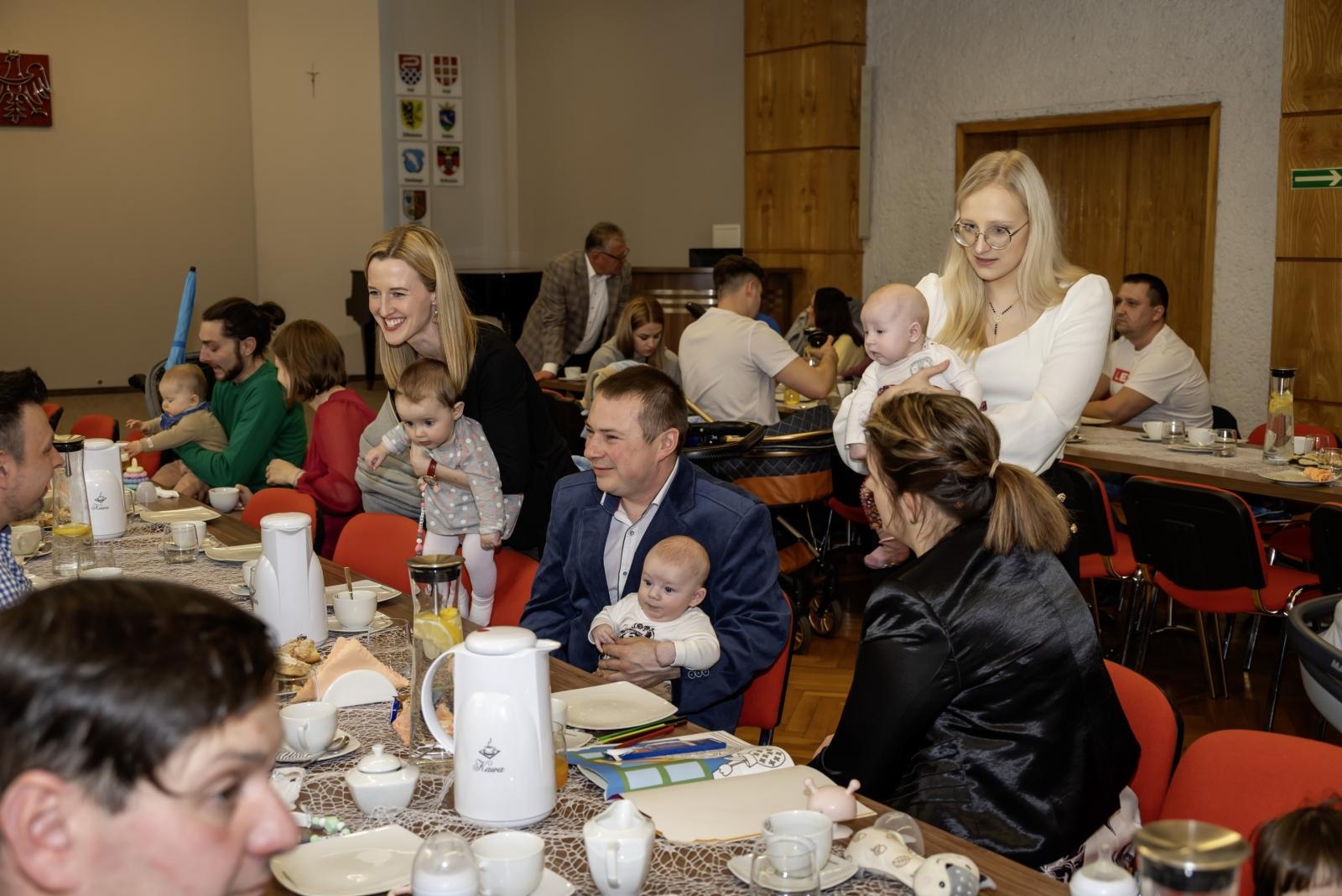 Zdjęcie w galerii na portalu naszraciborz.pl: W Krzyżanowicach przywitano najmłodszych mieszkańców gminy wiadomości z regionu