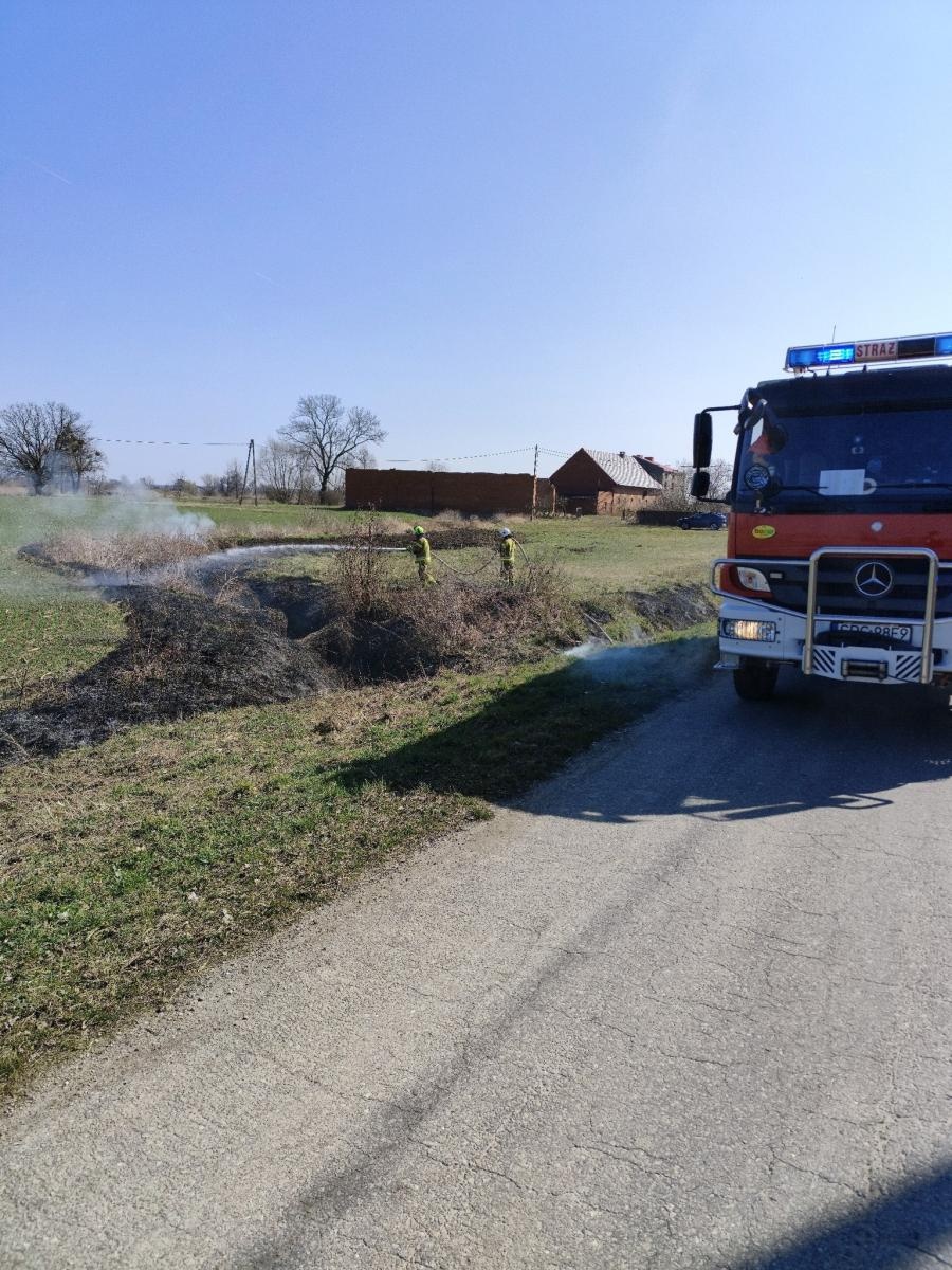 Zdjęcie w galerii na portalu naszraciborz.pl: Dwa piątkowe pożary traw [RAPORT 998] wiadomości z regionu