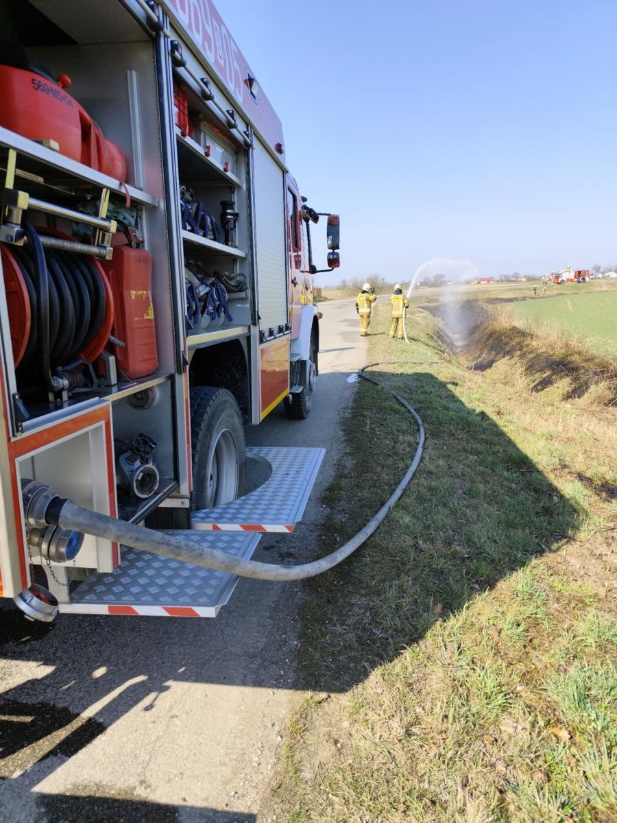 Zdjęcie w galerii na portalu naszraciborz.pl: Dwa piątkowe pożary traw [RAPORT 998] wiadomości z regionu