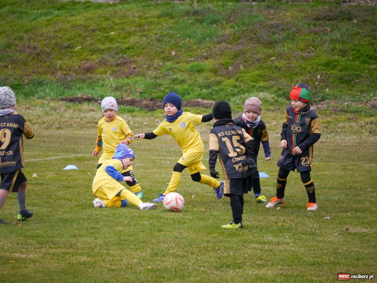 Zdjęcie w galerii na portalu naszraciborz.pl: Nędza. Sportowa rywalizacja młodzieży w szczytnym celu wiadomości z regionu