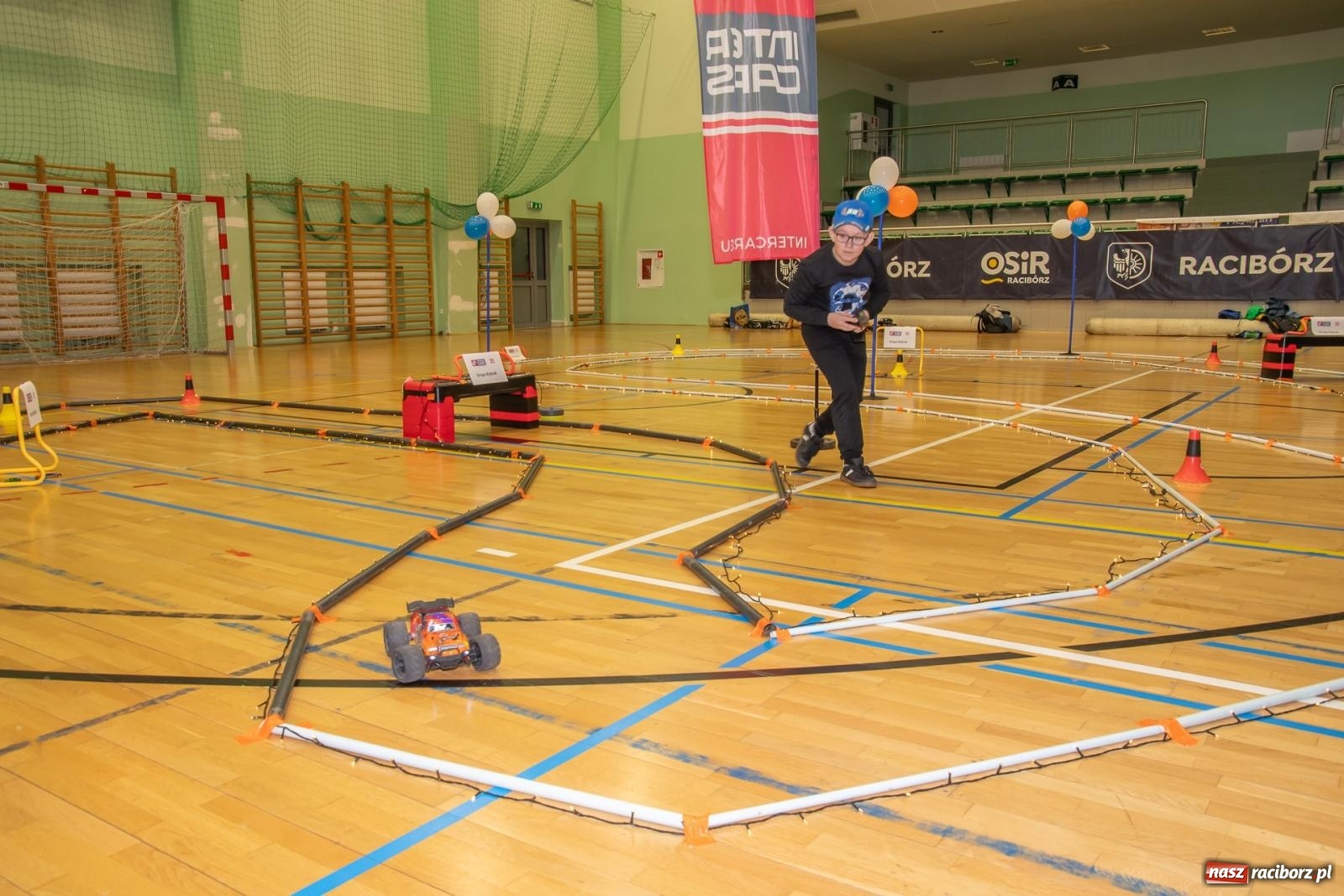 Zdjęcie w galerii na portalu naszraciborz.pl: Turniej aut zdalnie sterowanych zgromadził całe rodziny [FOTO i WIDEO] wiadomości z regionu
