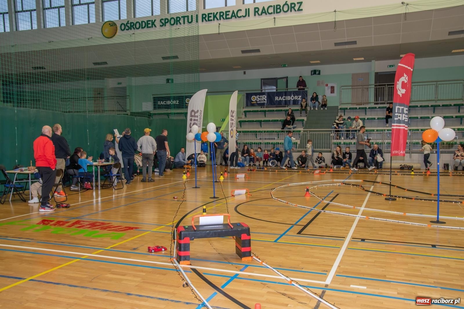 Zdjęcie w galerii na portalu naszraciborz.pl: Turniej aut zdalnie sterowanych zgromadził całe rodziny [FOTO i WIDEO] wiadomości z regionu