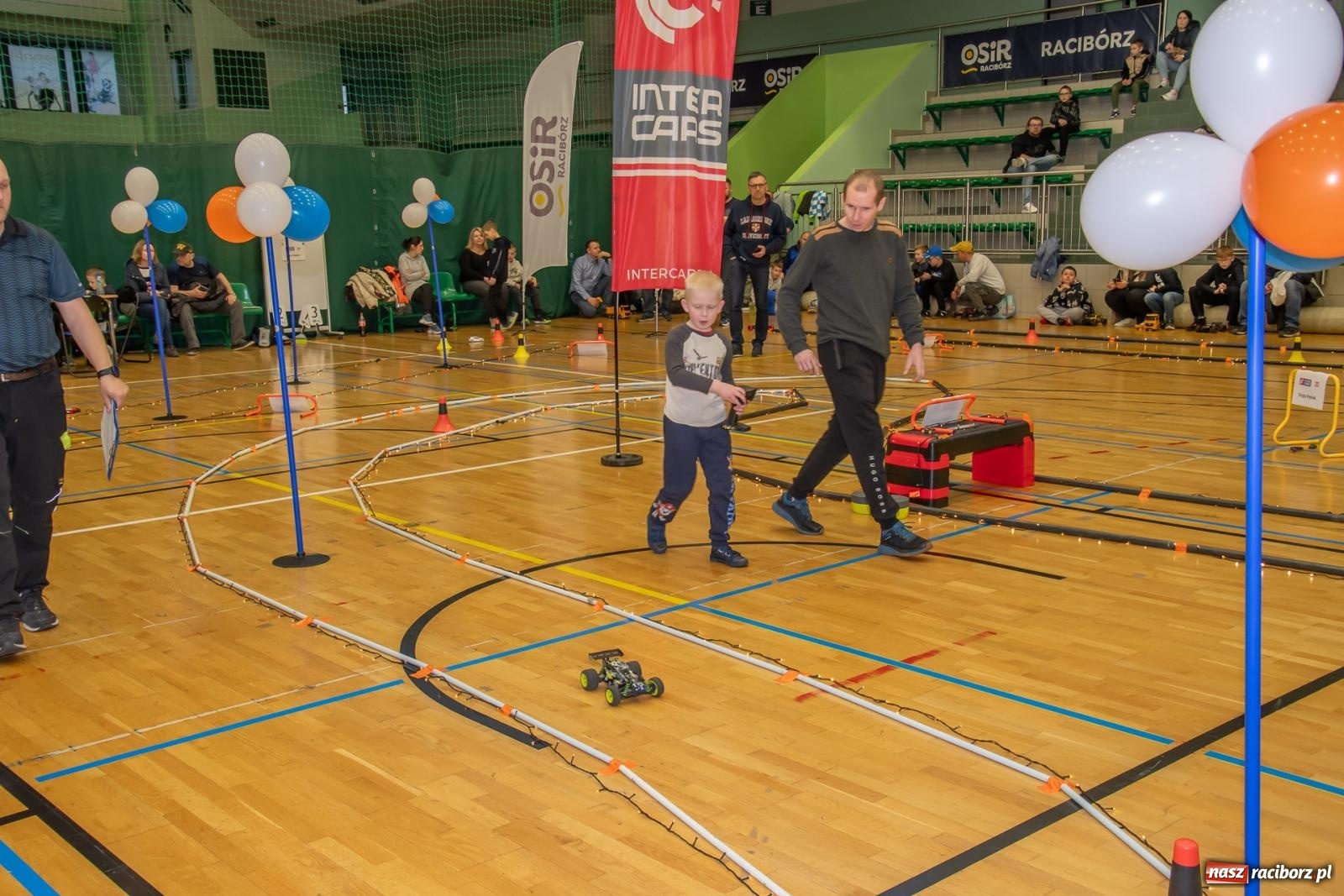 Zdjęcie w galerii na portalu naszraciborz.pl: Turniej aut zdalnie sterowanych zgromadził całe rodziny [FOTO i WIDEO] wiadomości z regionu