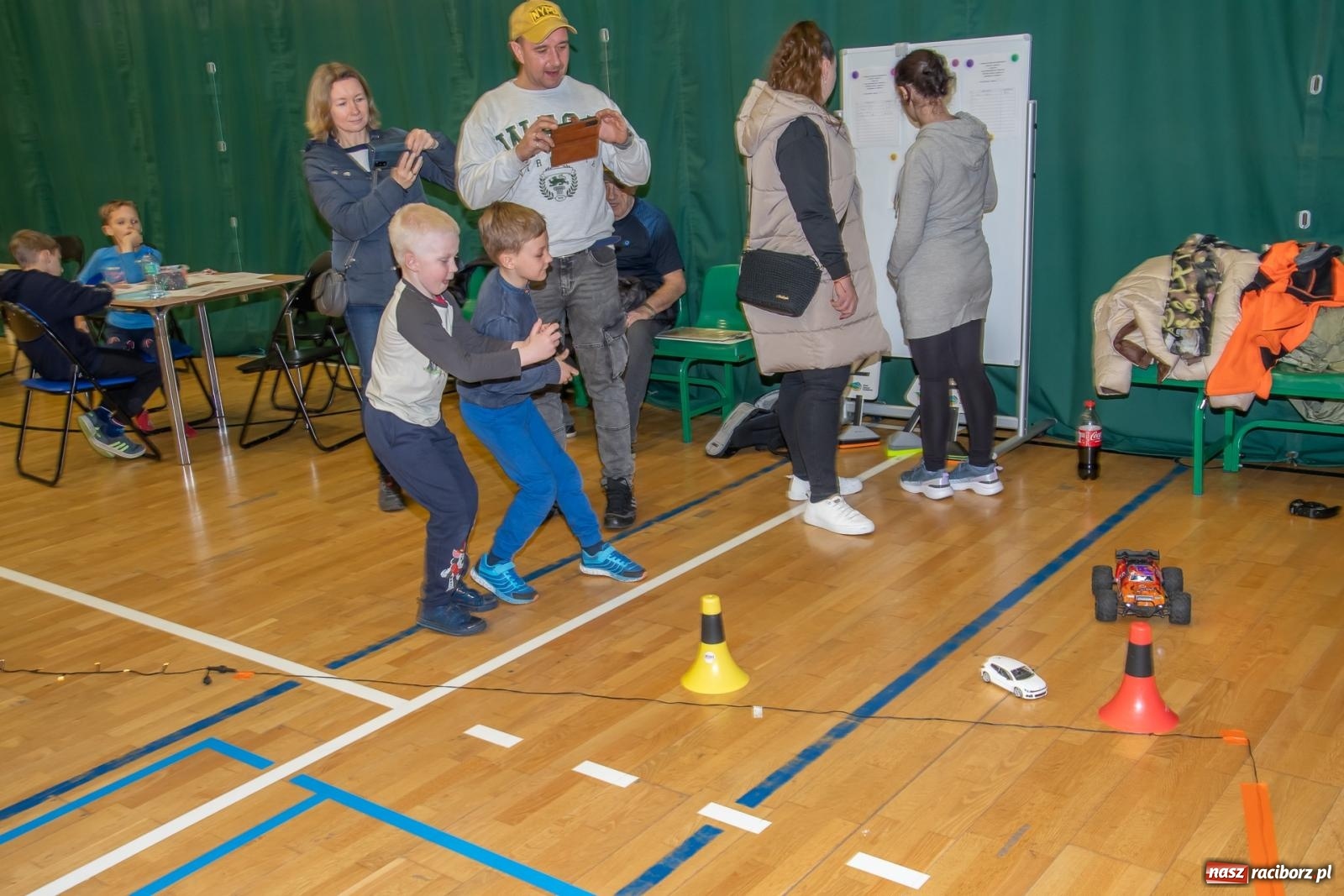 Zdjęcie w galerii na portalu naszraciborz.pl: Turniej aut zdalnie sterowanych zgromadził całe rodziny [FOTO i WIDEO] wiadomości z regionu