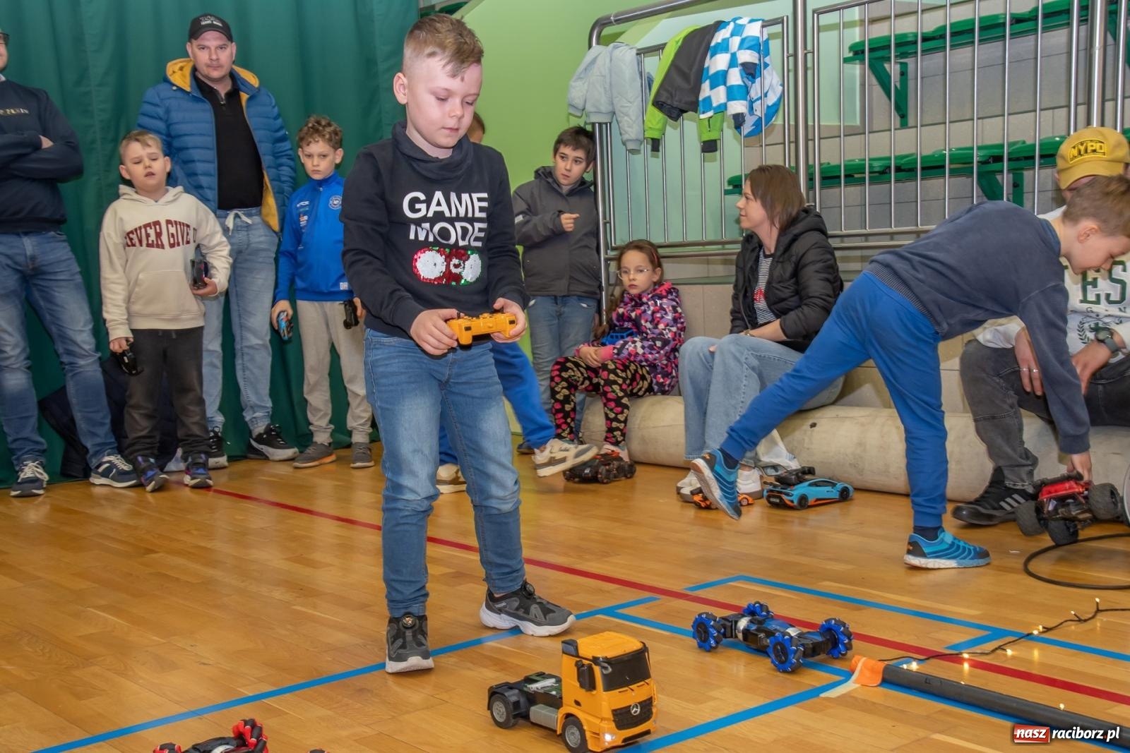 Zdjęcie w galerii na portalu naszraciborz.pl: Turniej aut zdalnie sterowanych zgromadził całe rodziny [FOTO i WIDEO] wiadomości z regionu