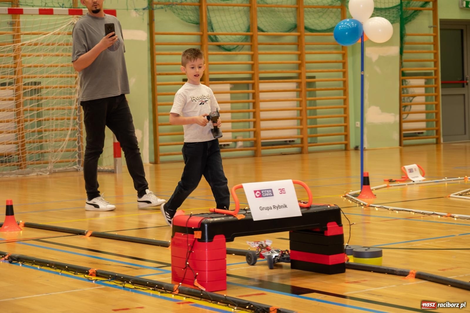 Zdjęcie w galerii na portalu naszraciborz.pl: Turniej aut zdalnie sterowanych zgromadził całe rodziny [FOTO i WIDEO] wiadomości z regionu