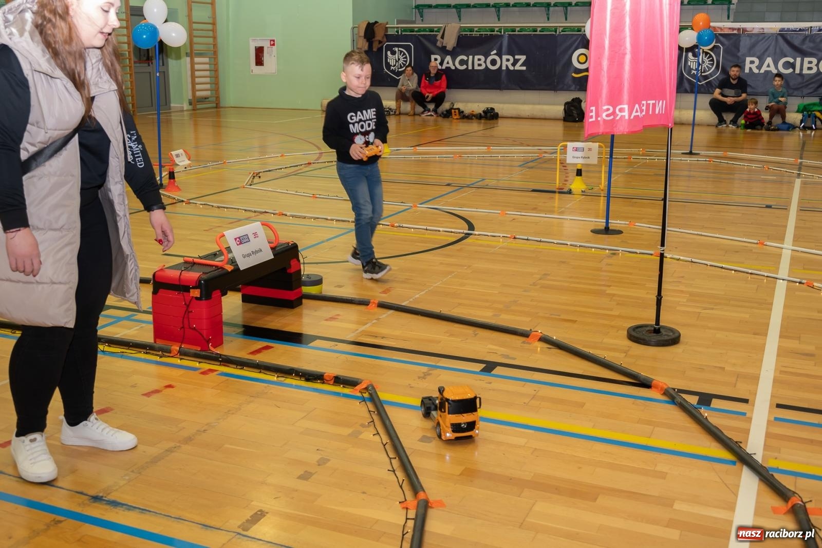 Zdjęcie w galerii na portalu naszraciborz.pl: Turniej aut zdalnie sterowanych zgromadził całe rodziny [FOTO i WIDEO] wiadomości z regionu