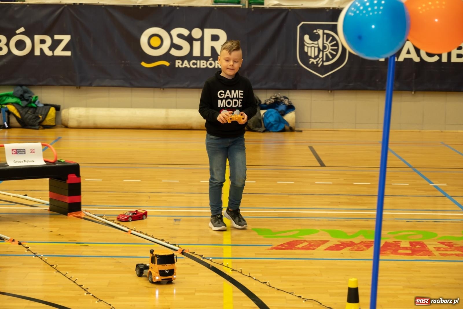 Zdjęcie w galerii na portalu naszraciborz.pl: Turniej aut zdalnie sterowanych zgromadził całe rodziny [FOTO i WIDEO] wiadomości z regionu
