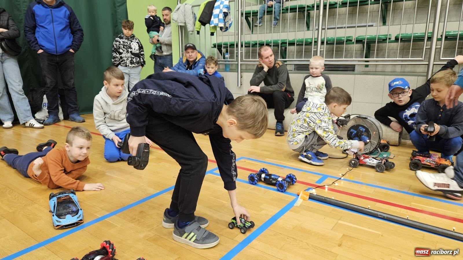 Zdjęcie w galerii na portalu naszraciborz.pl: Turniej aut zdalnie sterowanych zgromadził całe rodziny [FOTO i WIDEO] wiadomości z regionu