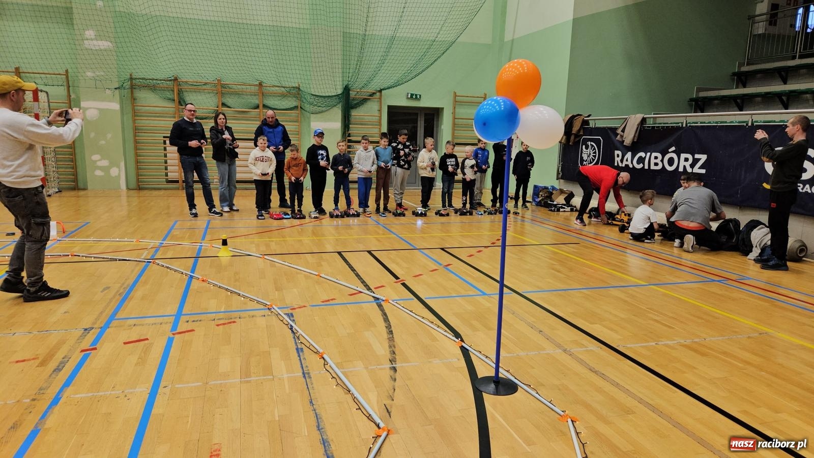 Zdjęcie w galerii na portalu naszraciborz.pl: Turniej aut zdalnie sterowanych zgromadził całe rodziny [FOTO i WIDEO] wiadomości z regionu