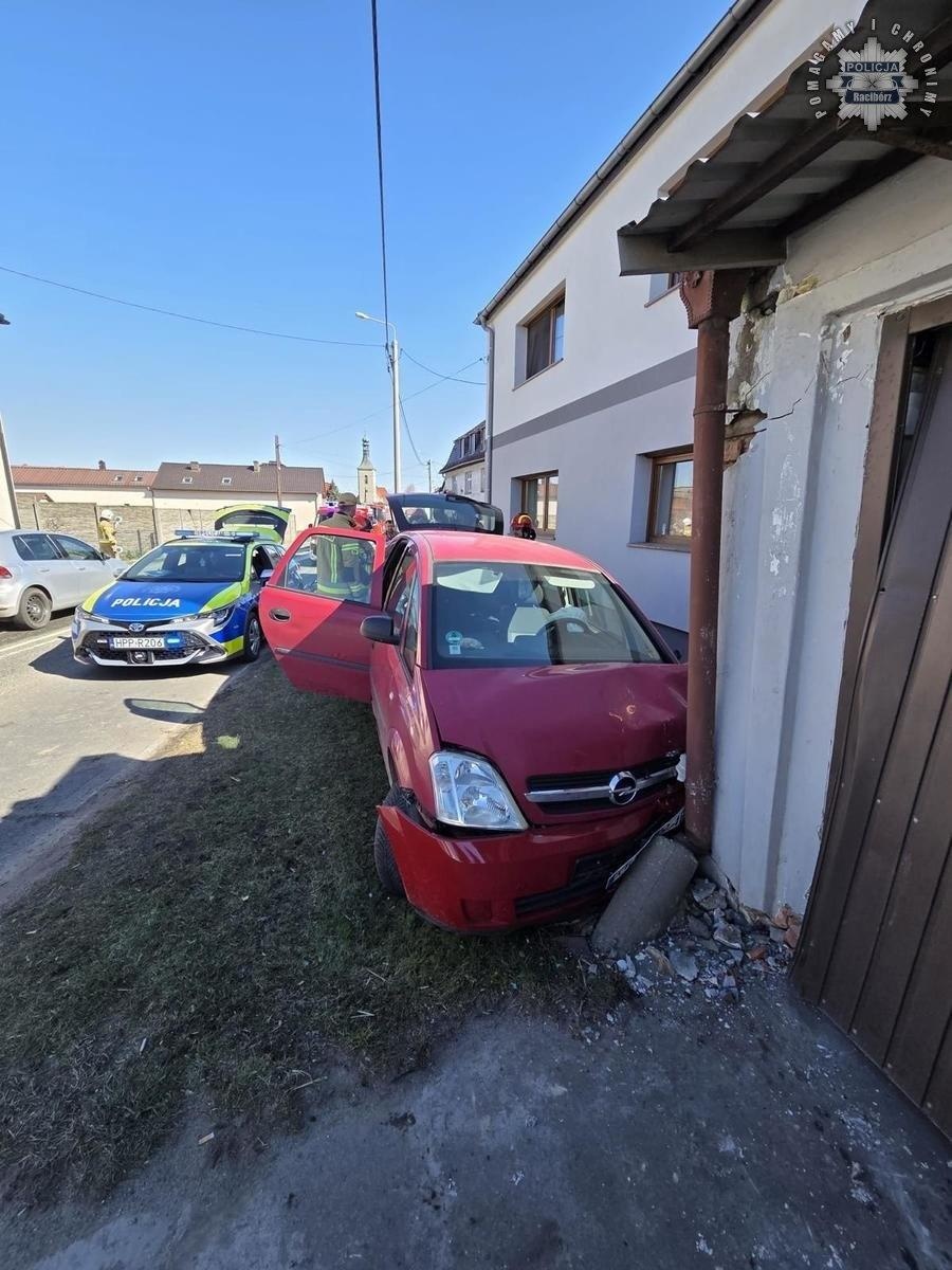 Zdjęcie w galerii na portalu naszraciborz.pl: Ucieczka przed policją zakończona wypadkiem i zatrzymaniem wiadomości z regionu