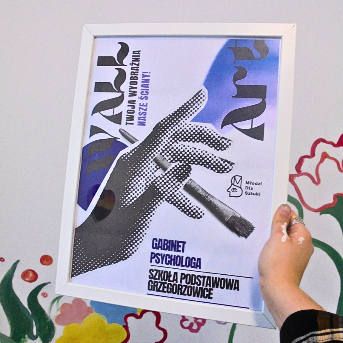 Zdjęcie w galerii na portalu naszraciborz.pl: Kolorowa rewolucja w Szkole Podstawowej w Grzegorzowicach – uczniowie i artyści tworzą mural. wiadomości z regionu