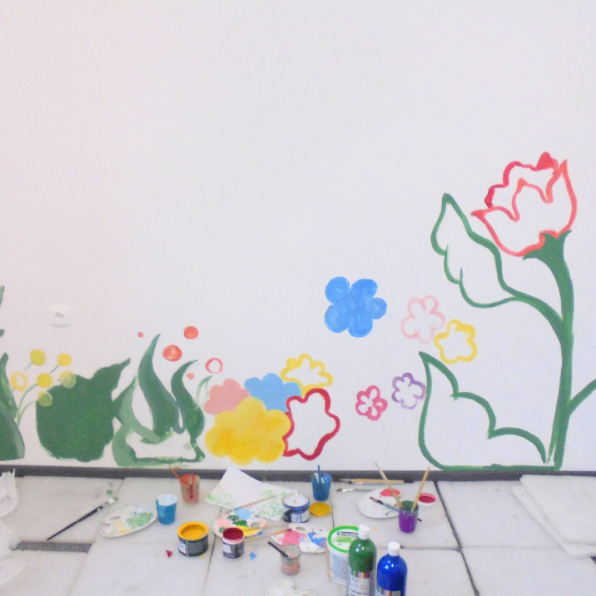 Zdjęcie w galerii na portalu naszraciborz.pl: Kolorowa rewolucja w Szkole Podstawowej w Grzegorzowicach – uczniowie i artyści tworzą mural. wiadomości z regionu