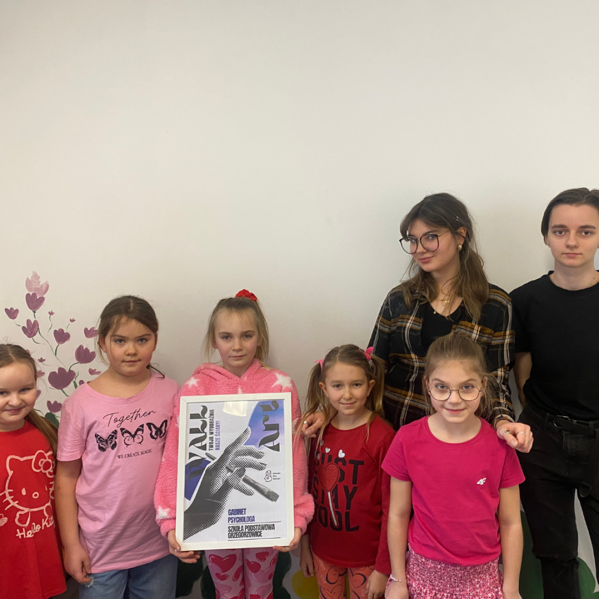 Zdjęcie w galerii na portalu naszraciborz.pl: Kolorowa rewolucja w Szkole Podstawowej w Grzegorzowicach – uczniowie i artyści tworzą mural. wiadomości z regionu